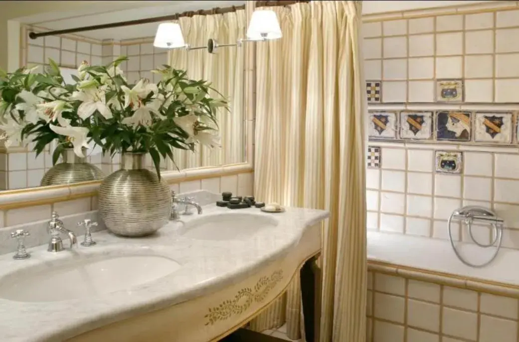 Deluxe Double Room in Great Greece Le Convivial Suites Deluxe Double Room in Great Greece Le Convivial Suites