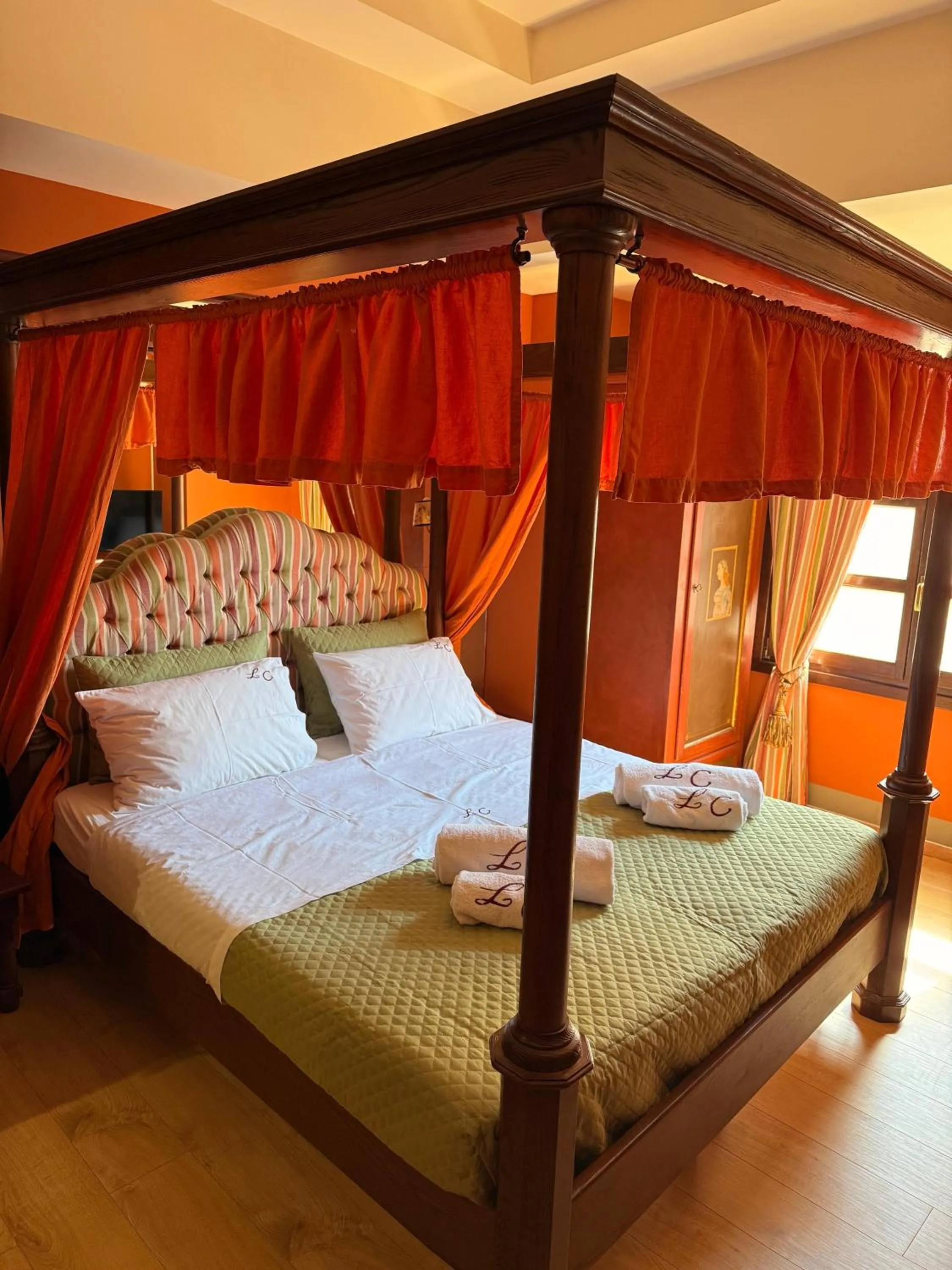 Photo of the whole room, Bed in Great Greece Le Convivial Suites