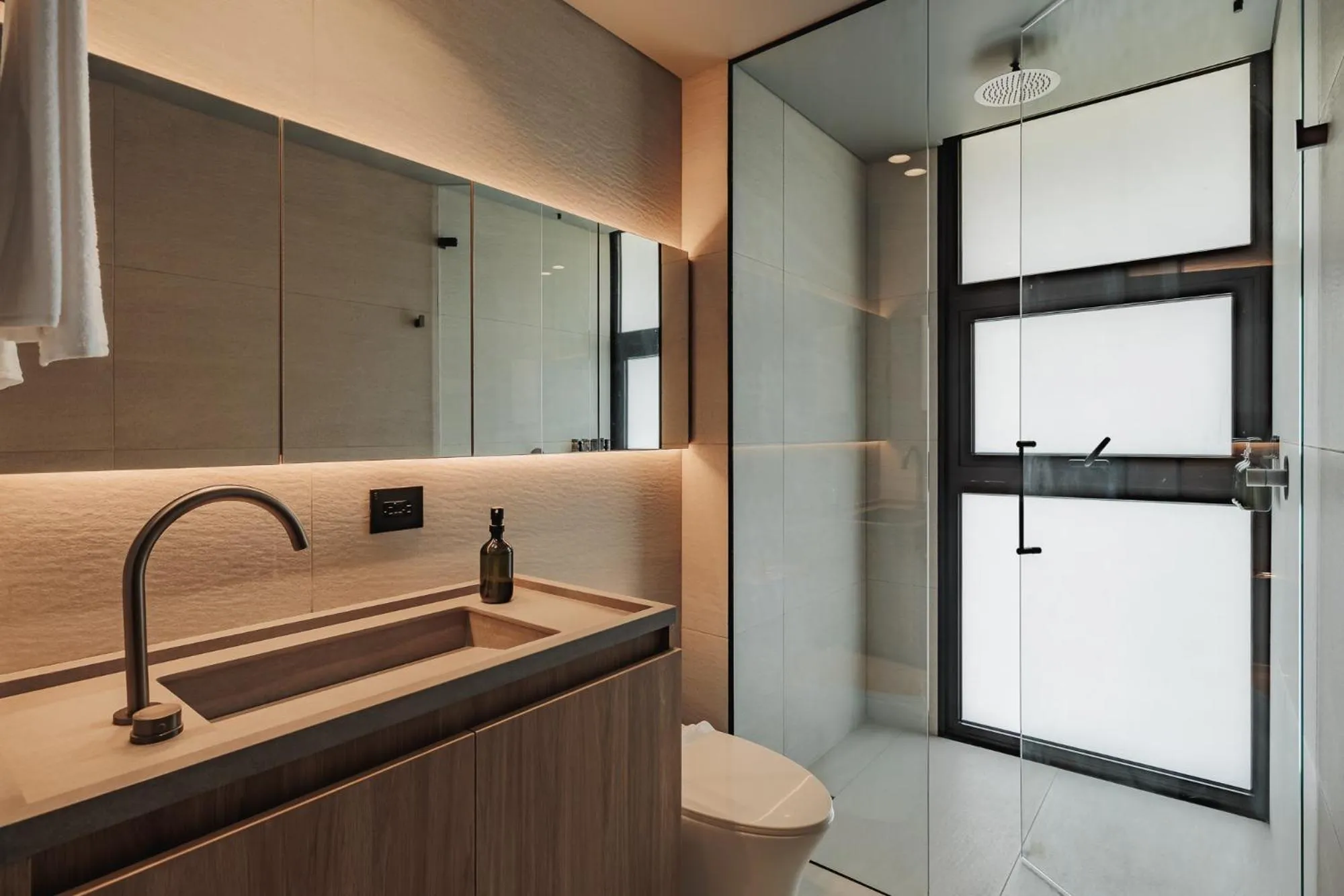 Shower in The Somos Loho Hotel