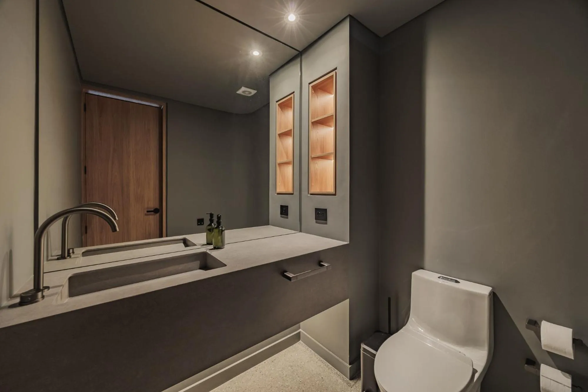 Toilet in The Somos Loho Hotel