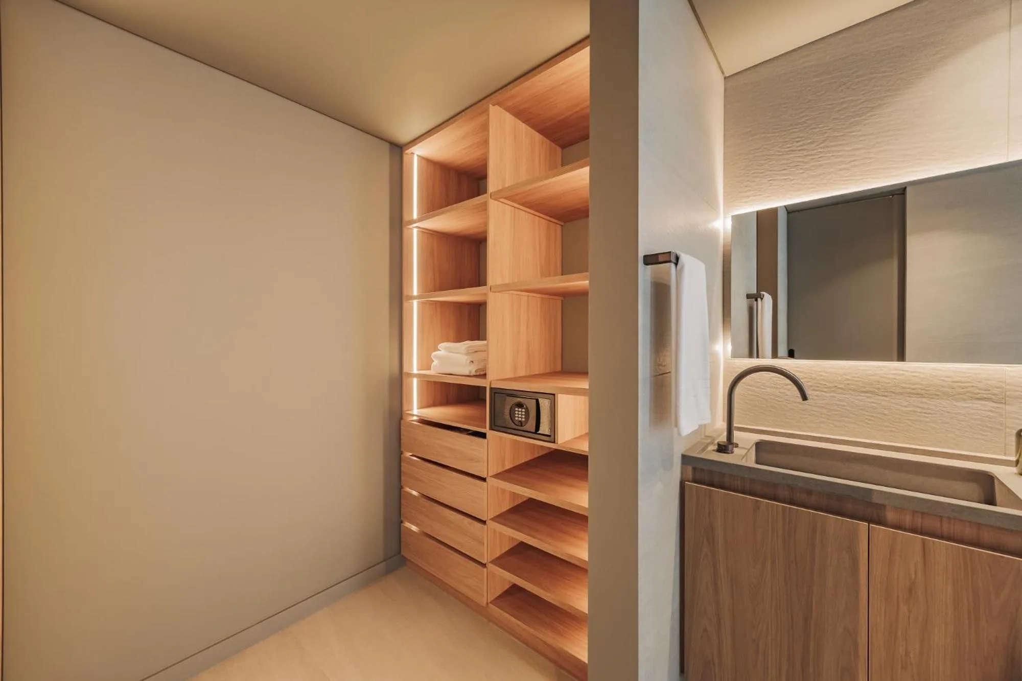 safe in The Somos Loho Hotel