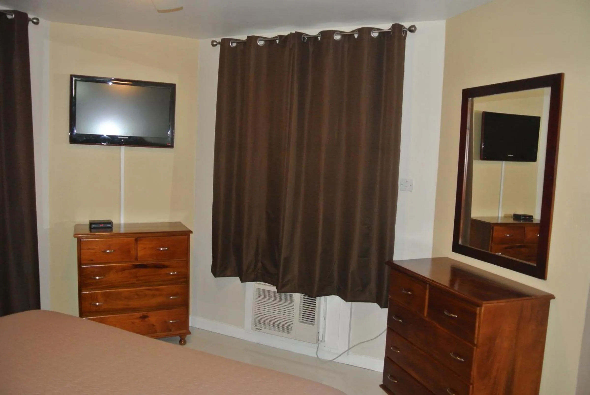 Bedroom, Bed in Beach One Bedroom Suite 13