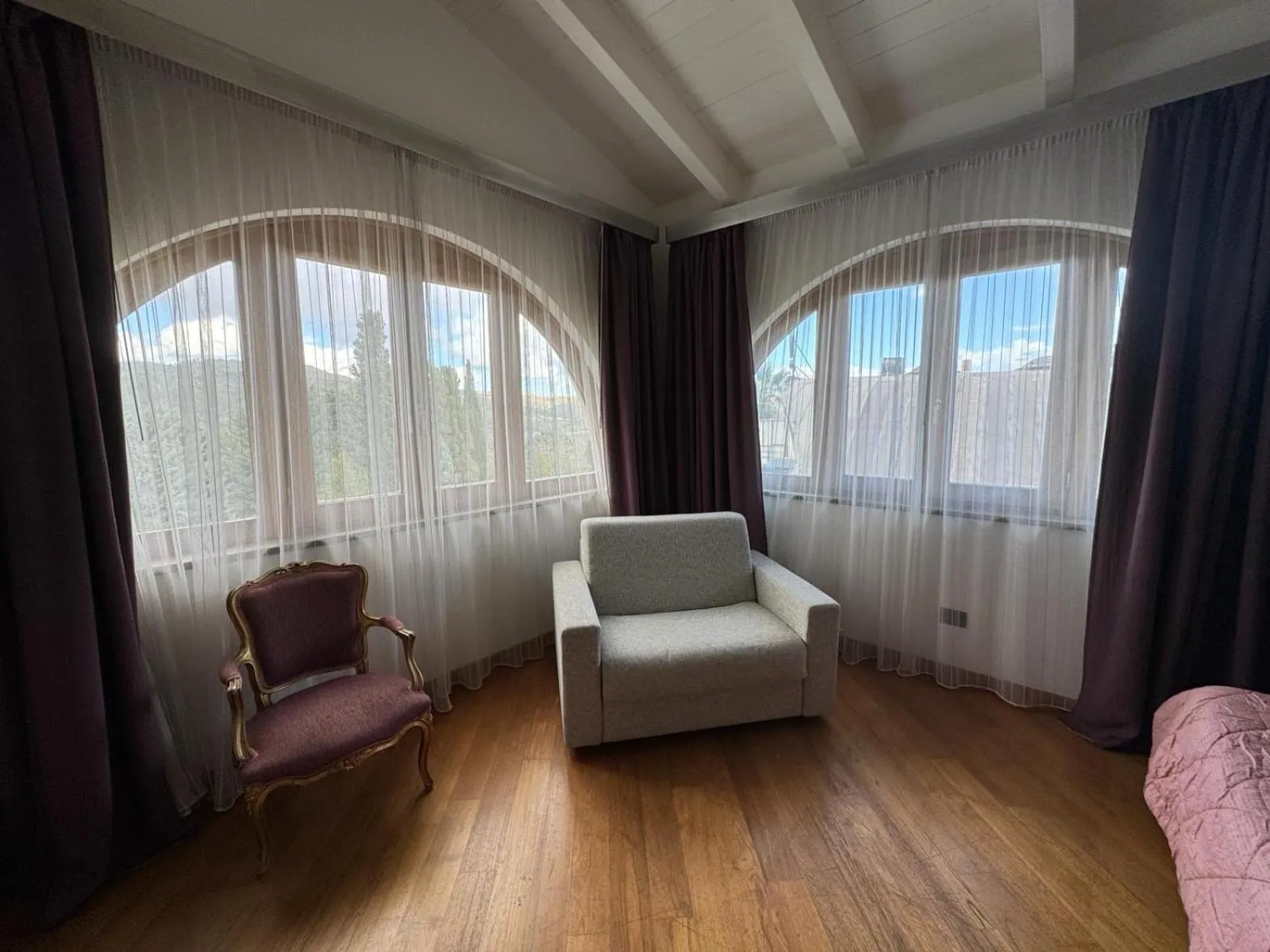 Decorative detail in Kalos Relais