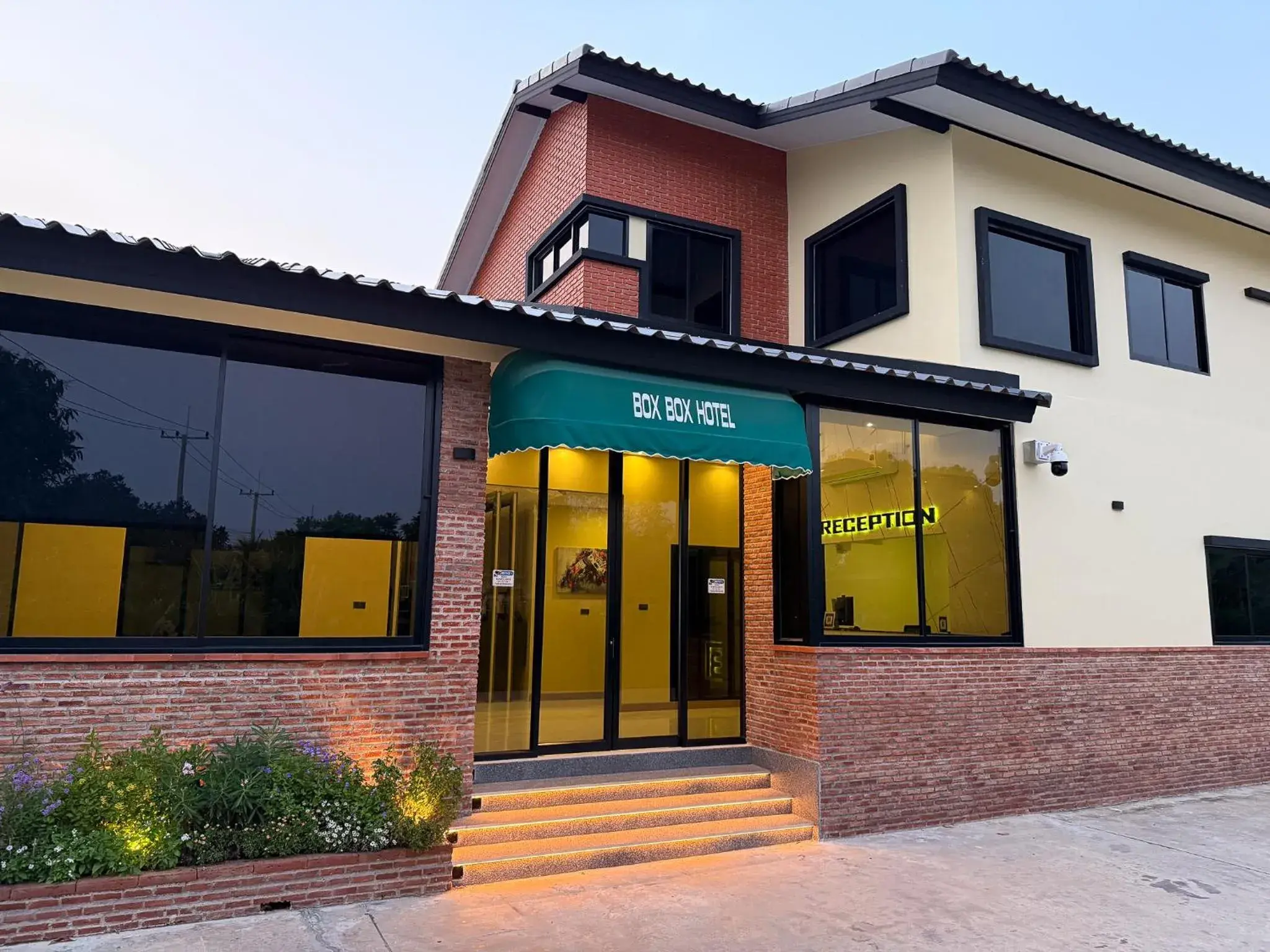 BOX BOX Hotel and Sports Restaurant BOX BOX Hotel and Sports Restaurant