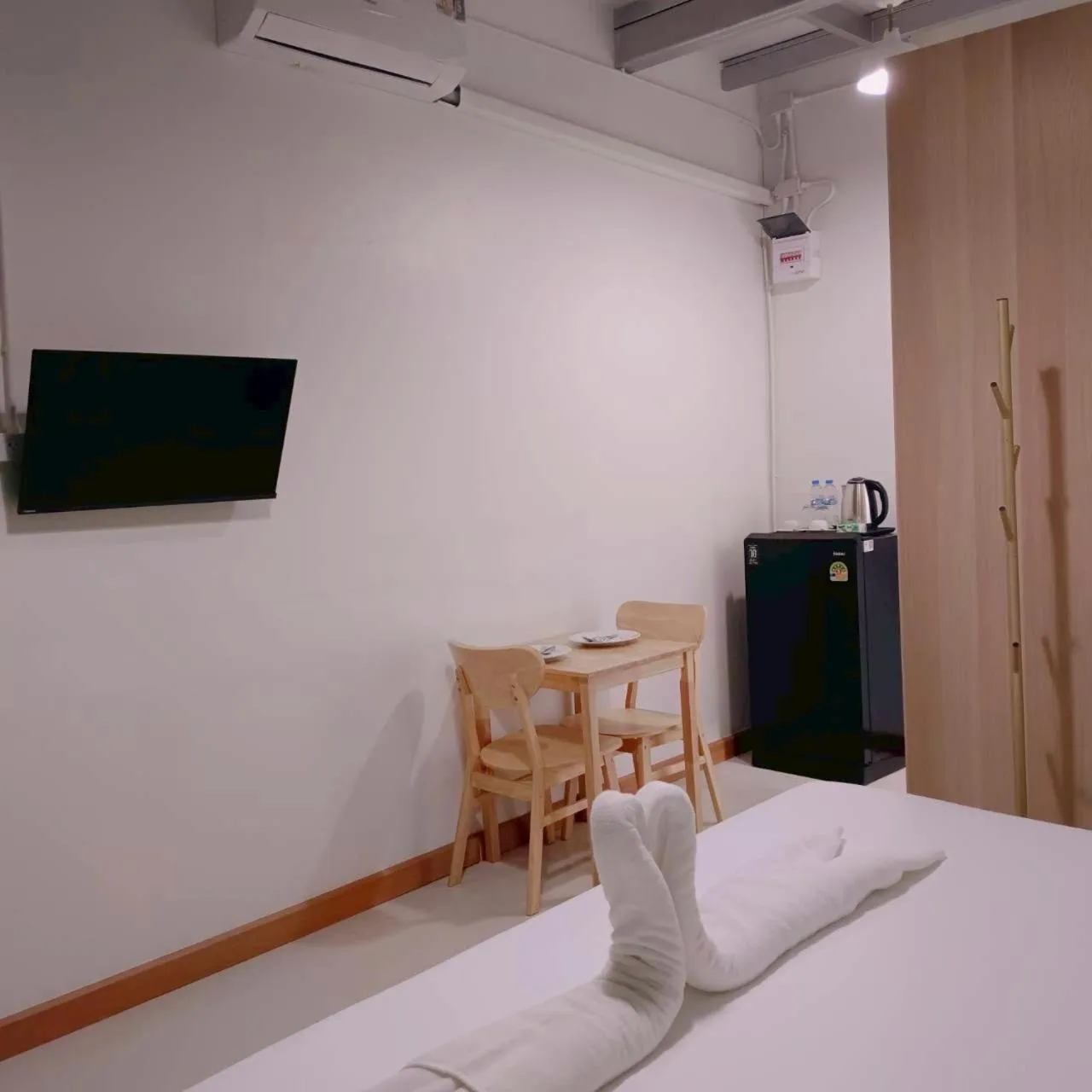 Restaurant/places to eat, Bed in Convenient Resort