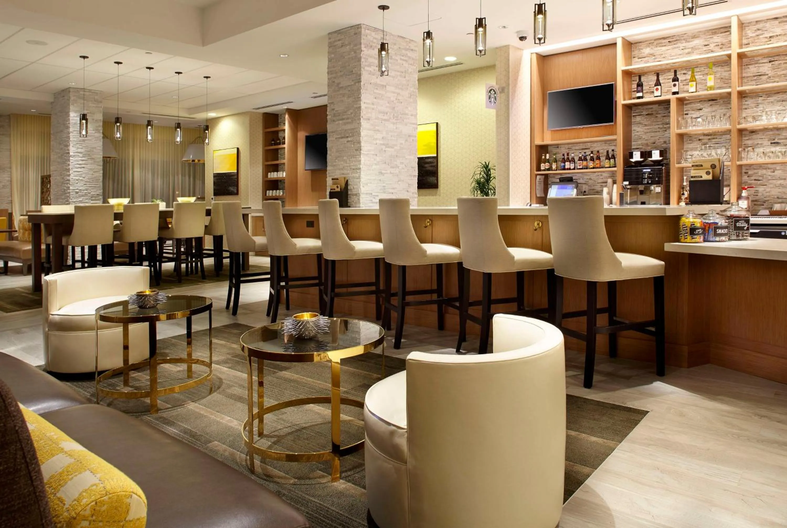 Lounge or bar in Hyatt Place Miami Airport East