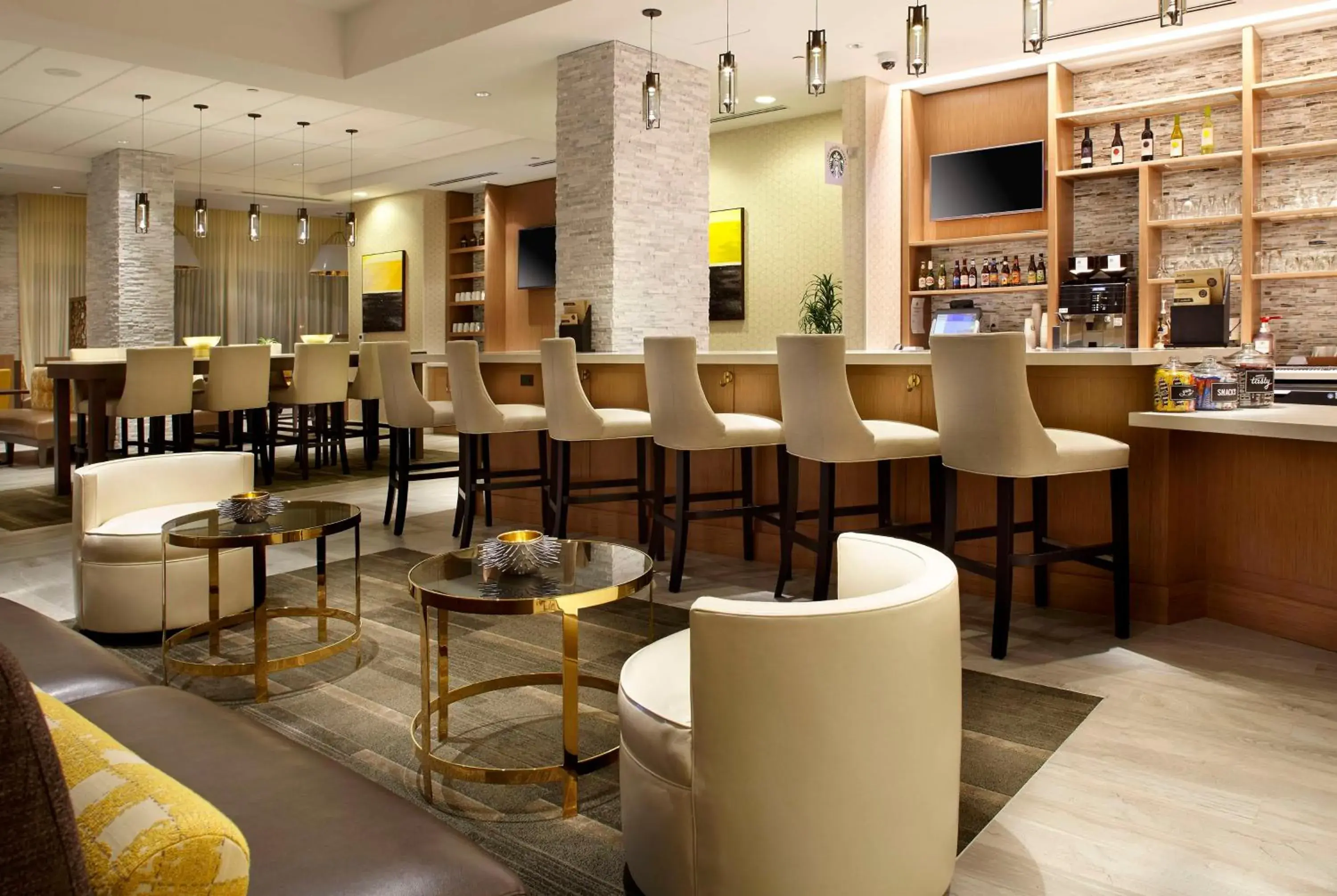 Lounge or bar in Hyatt Place Miami Airport East Lounge or bar in Hyatt Place Miami Airport East