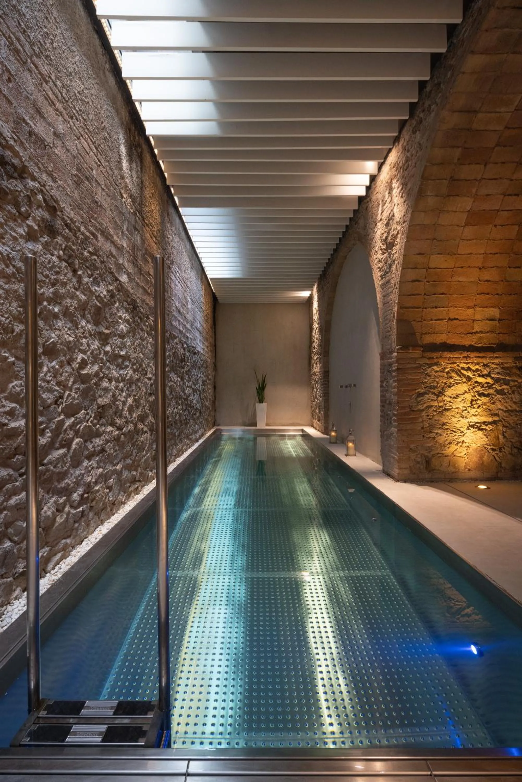 Swimming pool in ABaC H&R Barcelona Monument