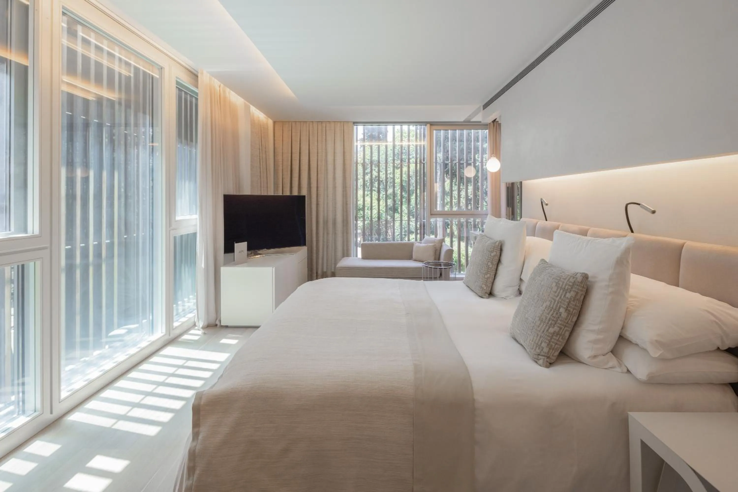 Photo of the whole room, Bed in ABaC H&R Barcelona Monument