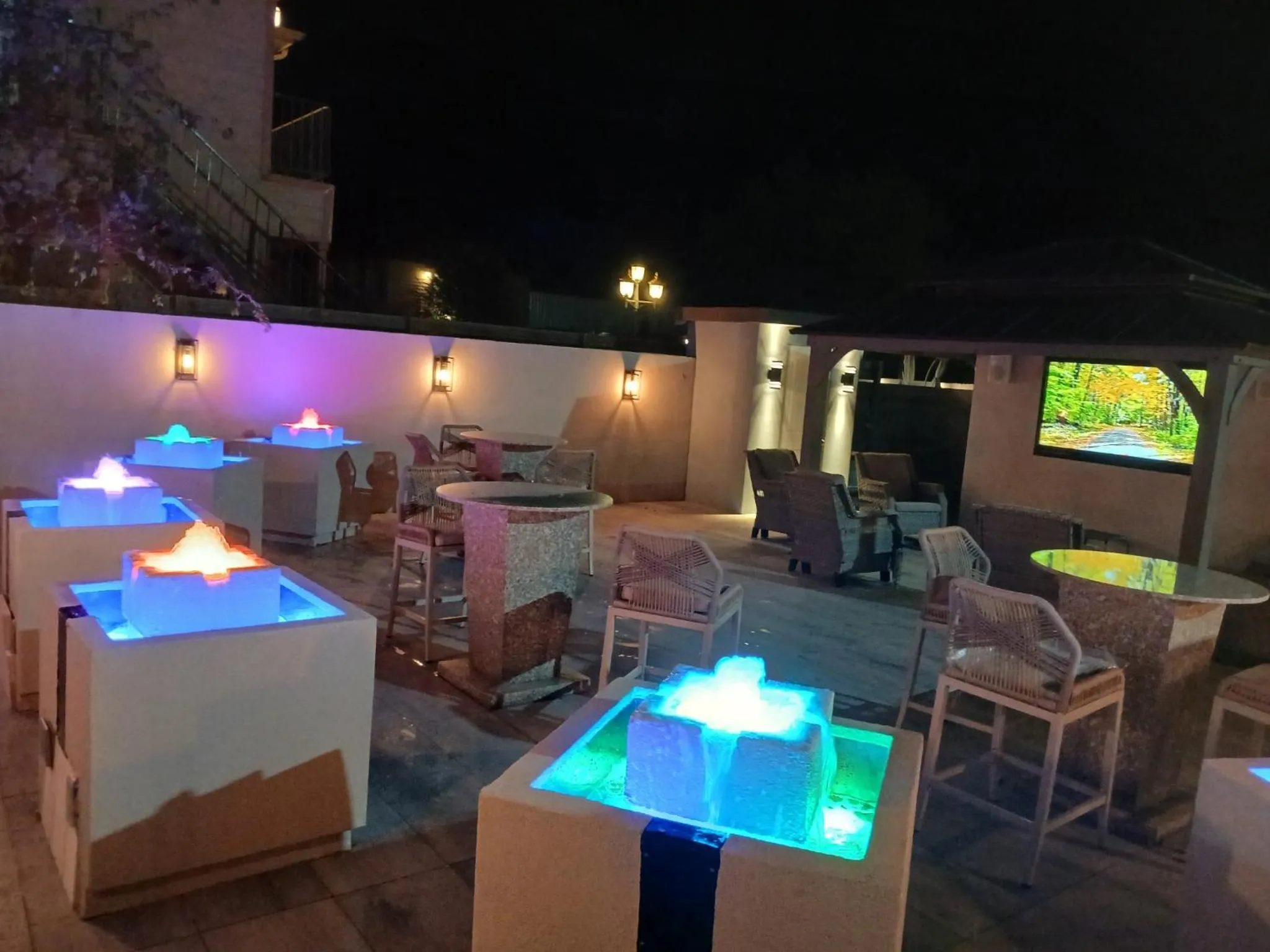 Patio in Deluxe Inn & Suites