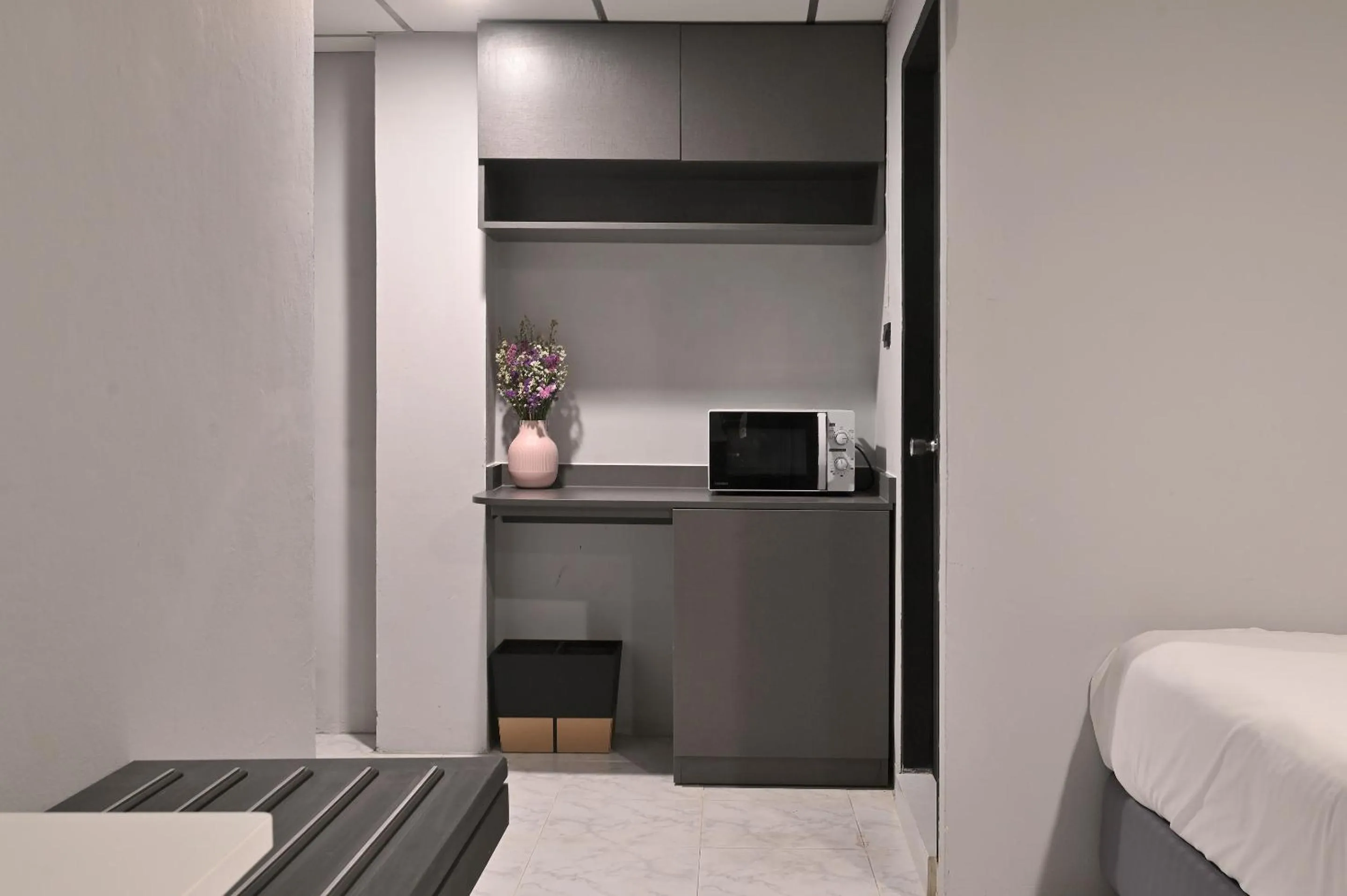 microwave, Bed in Floton Bangkok Hotel