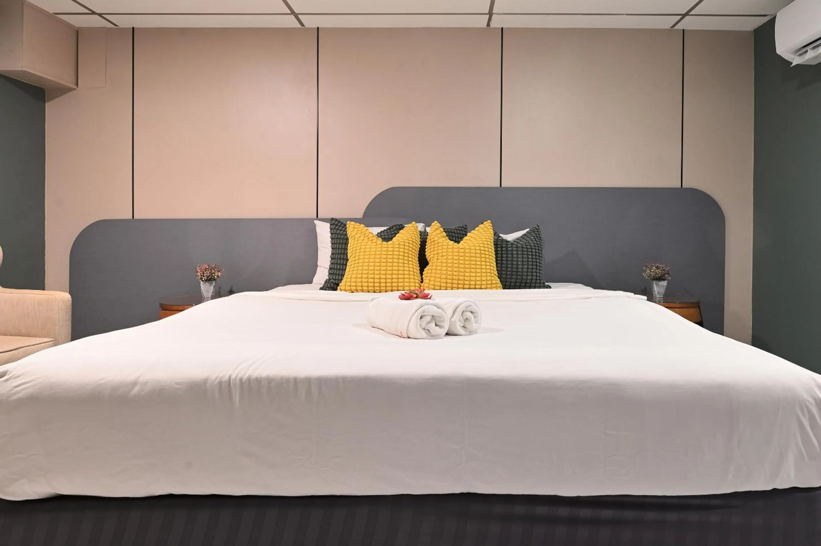 Bedroom, Bed in Floton Bangkok Hotel