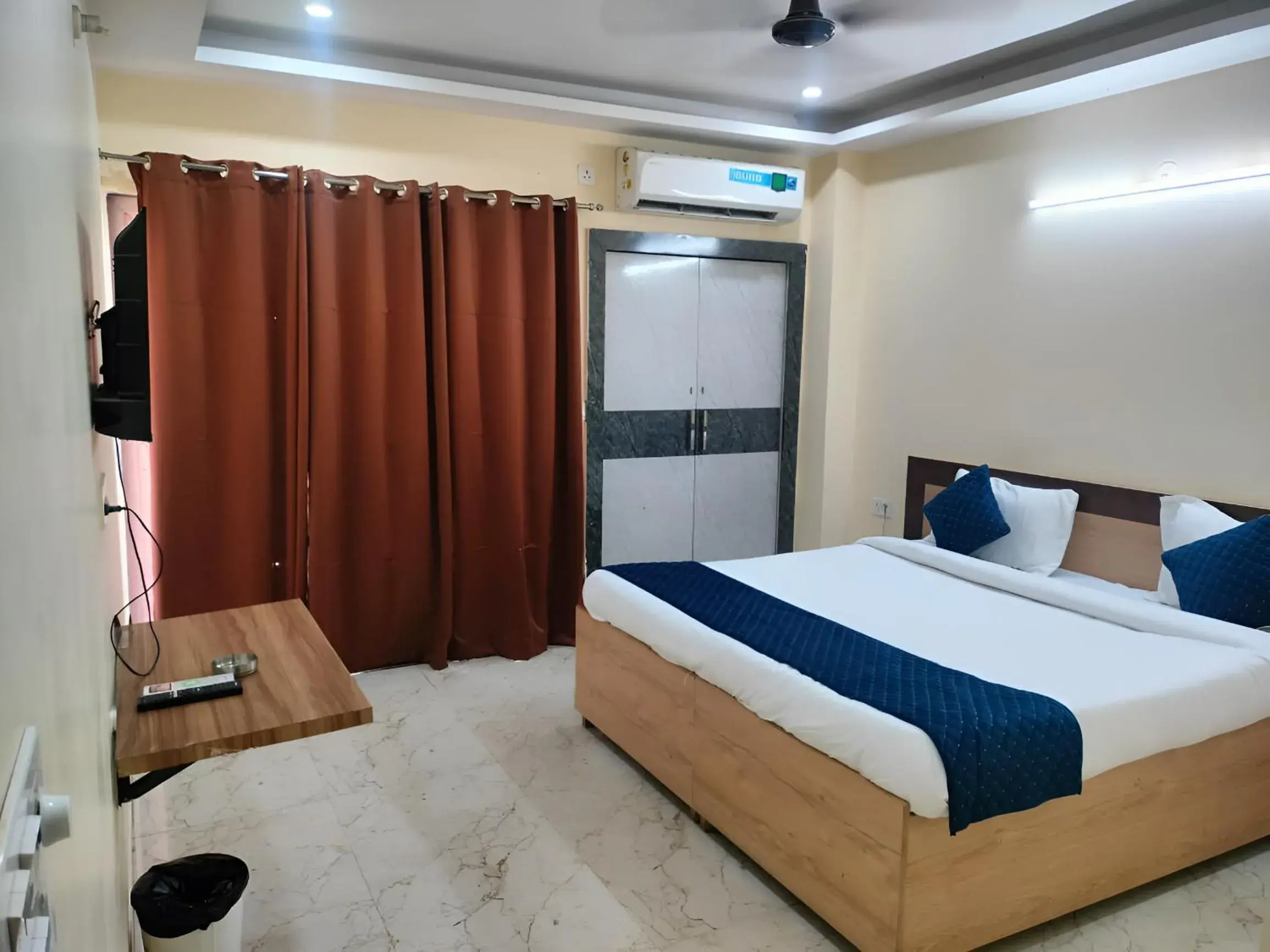 Double Room with Balcony - single occupancy in Green Vista Stays Medanta Medicity Double Room with Balcony - single occupancy in Green Vista Stays Medanta Medicity