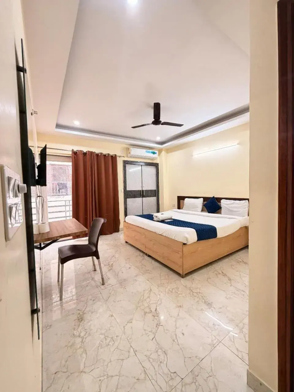 King Room with Balcony - single occupancy in Green Vista Stays Medanta Medicity King Room with Balcony - single occupancy in Green Vista Stays Medanta Medicity