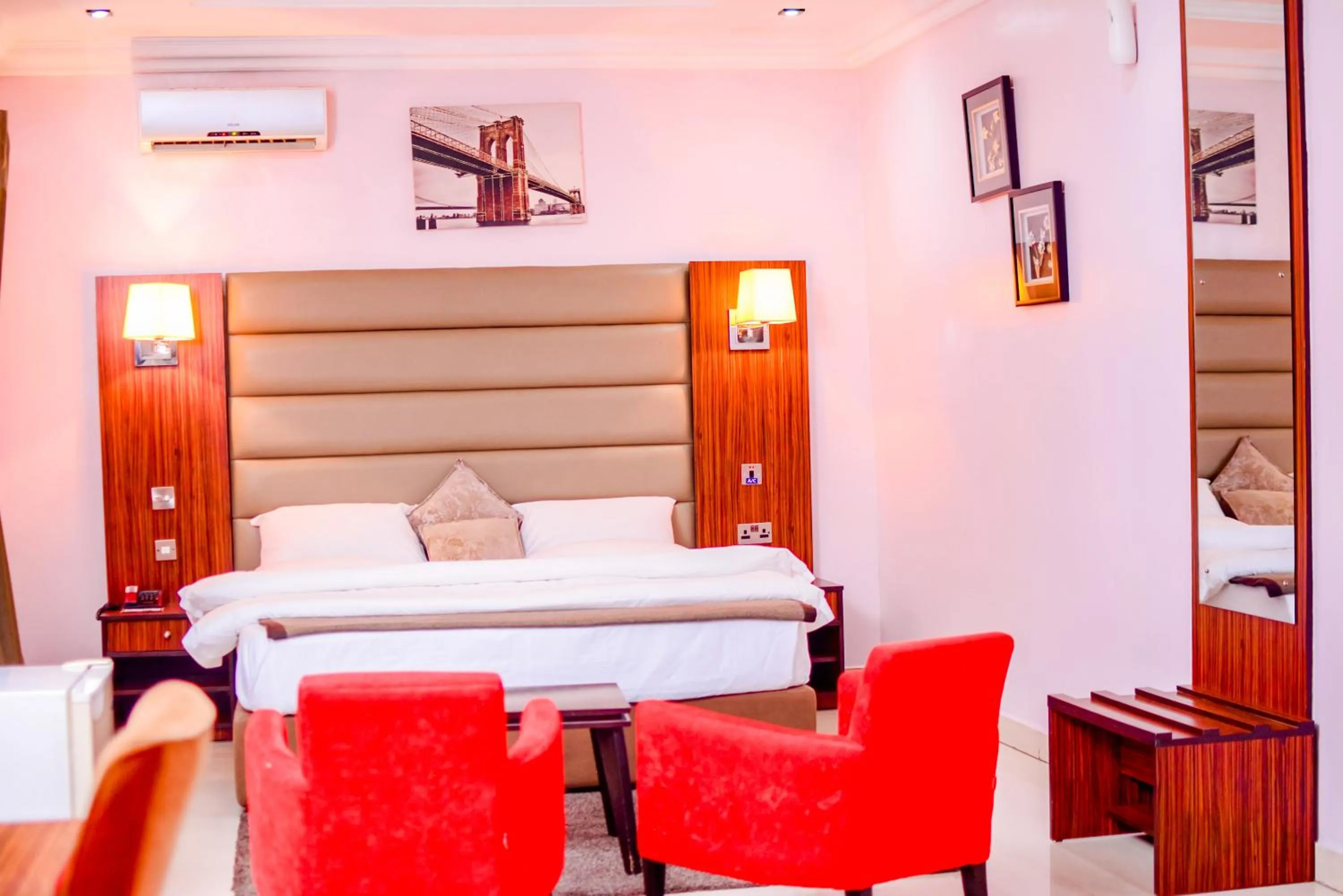 Bed in GolfView Suites & Conference Center