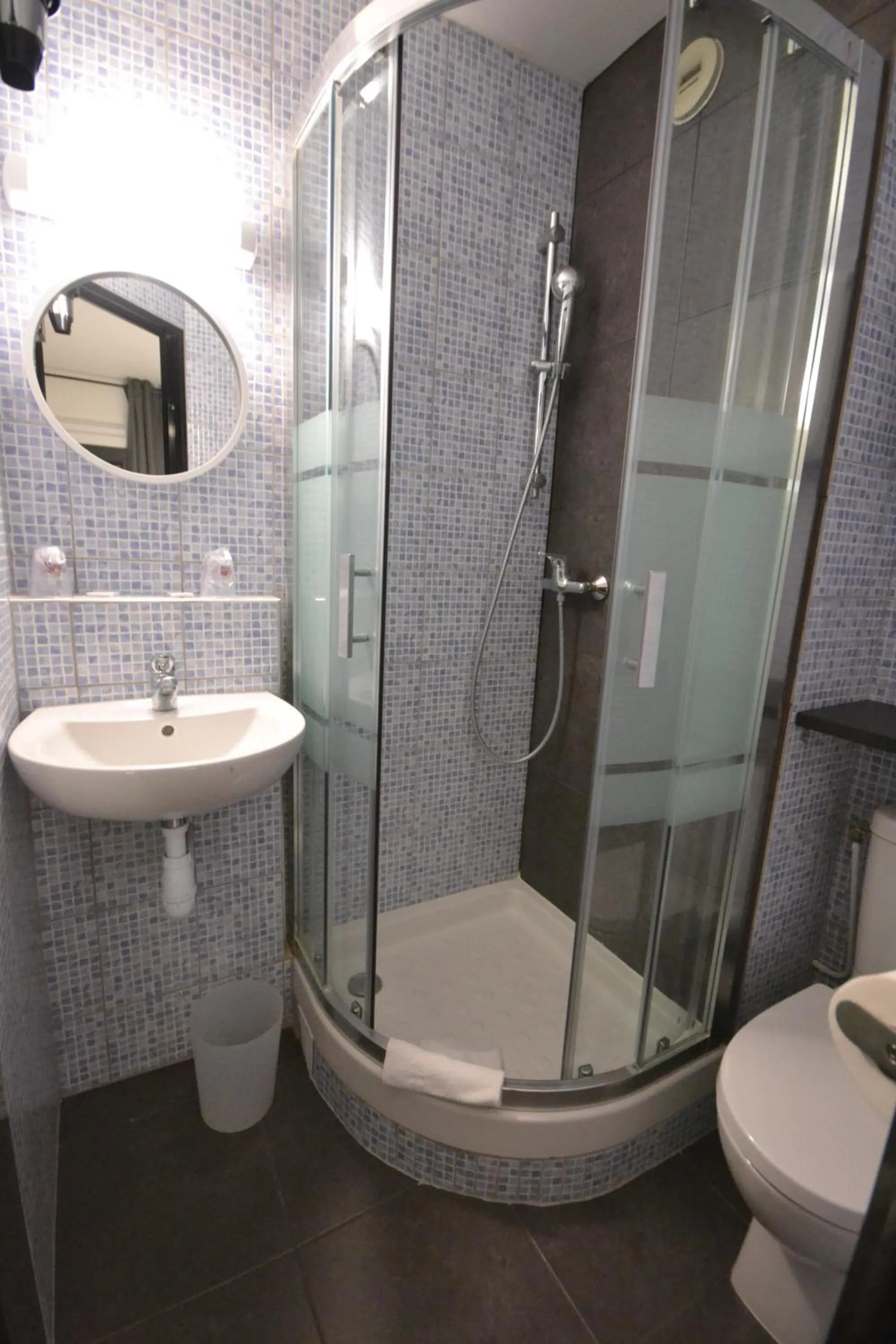 Bathroom in Brit Hotel Baillet-en-France