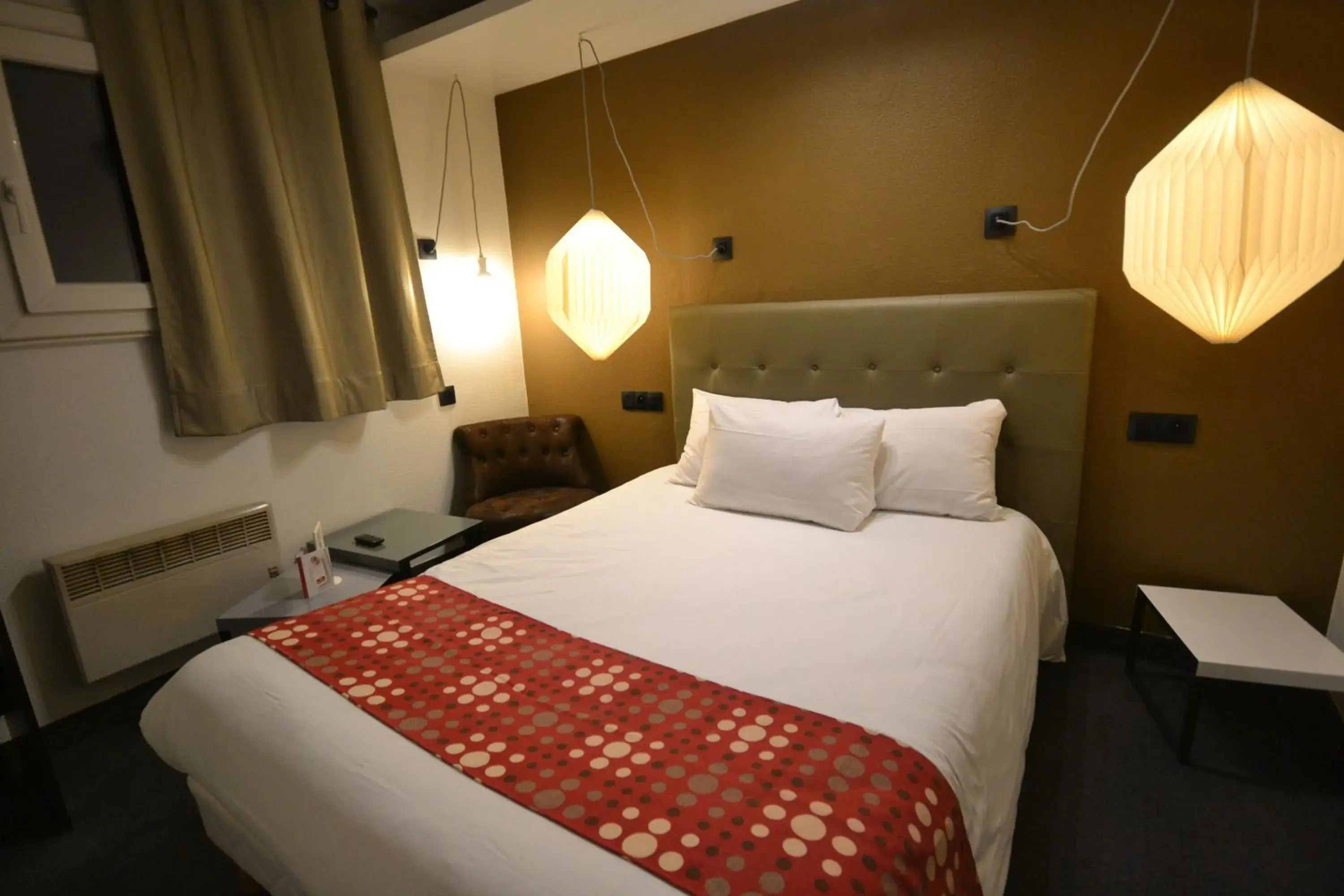 Bed in Best Hotel - Montsoult La Croix Verte