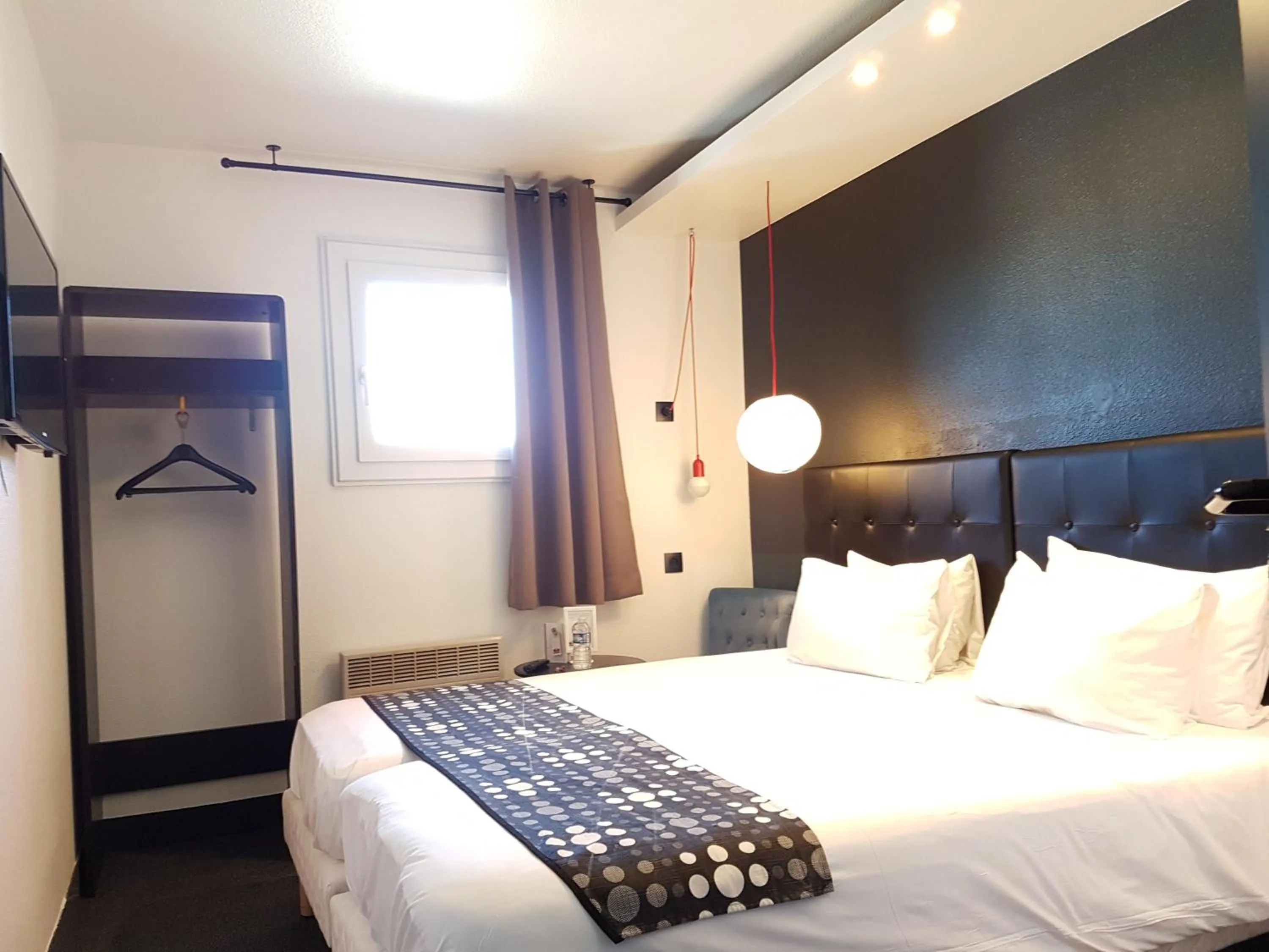 Bed in Brit Hotel Baillet-en-France