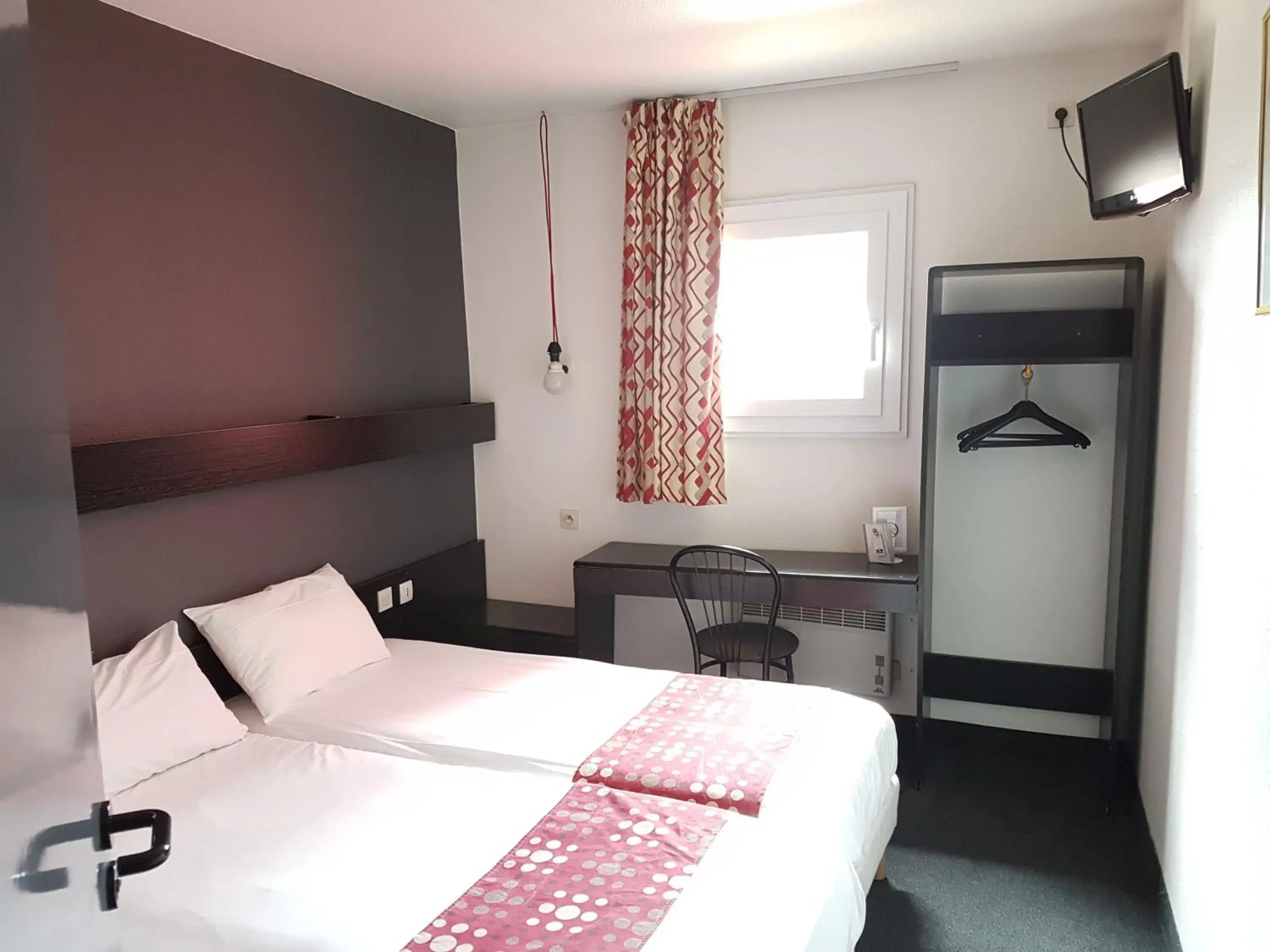 Bed in Best Hotel - Montsoult La Croix Verte