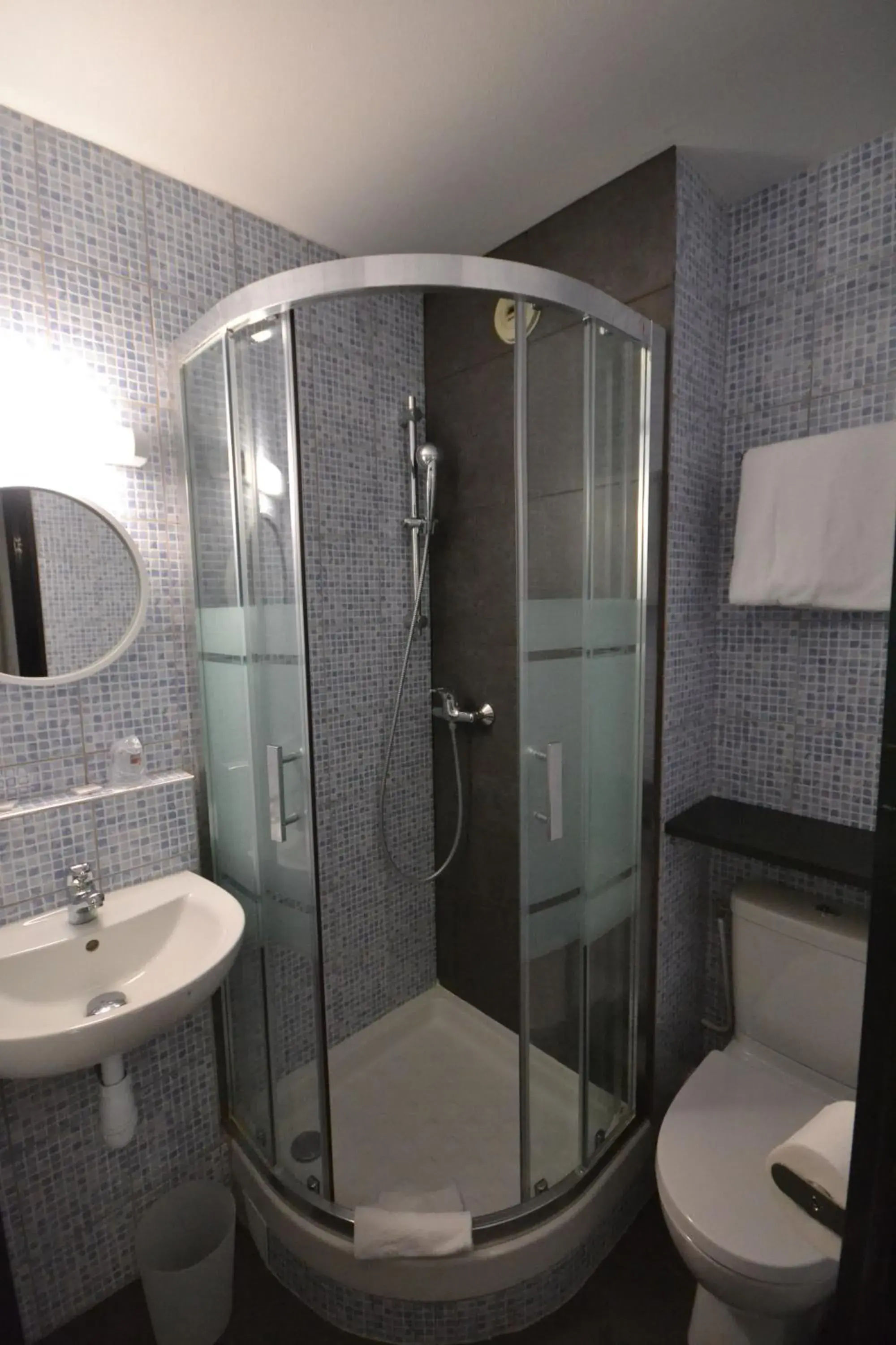 Bathroom in Best Hotel - Montsoult La Croix Verte