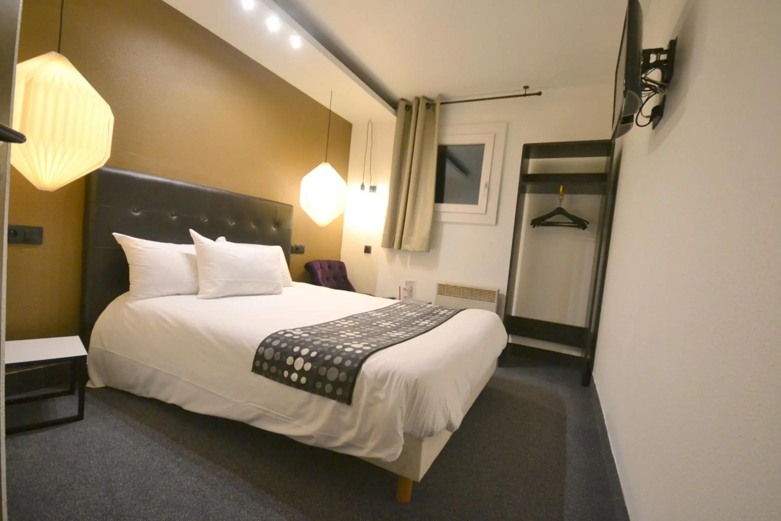 Bedroom, Bed in Best Hotel - Montsoult La Croix Verte