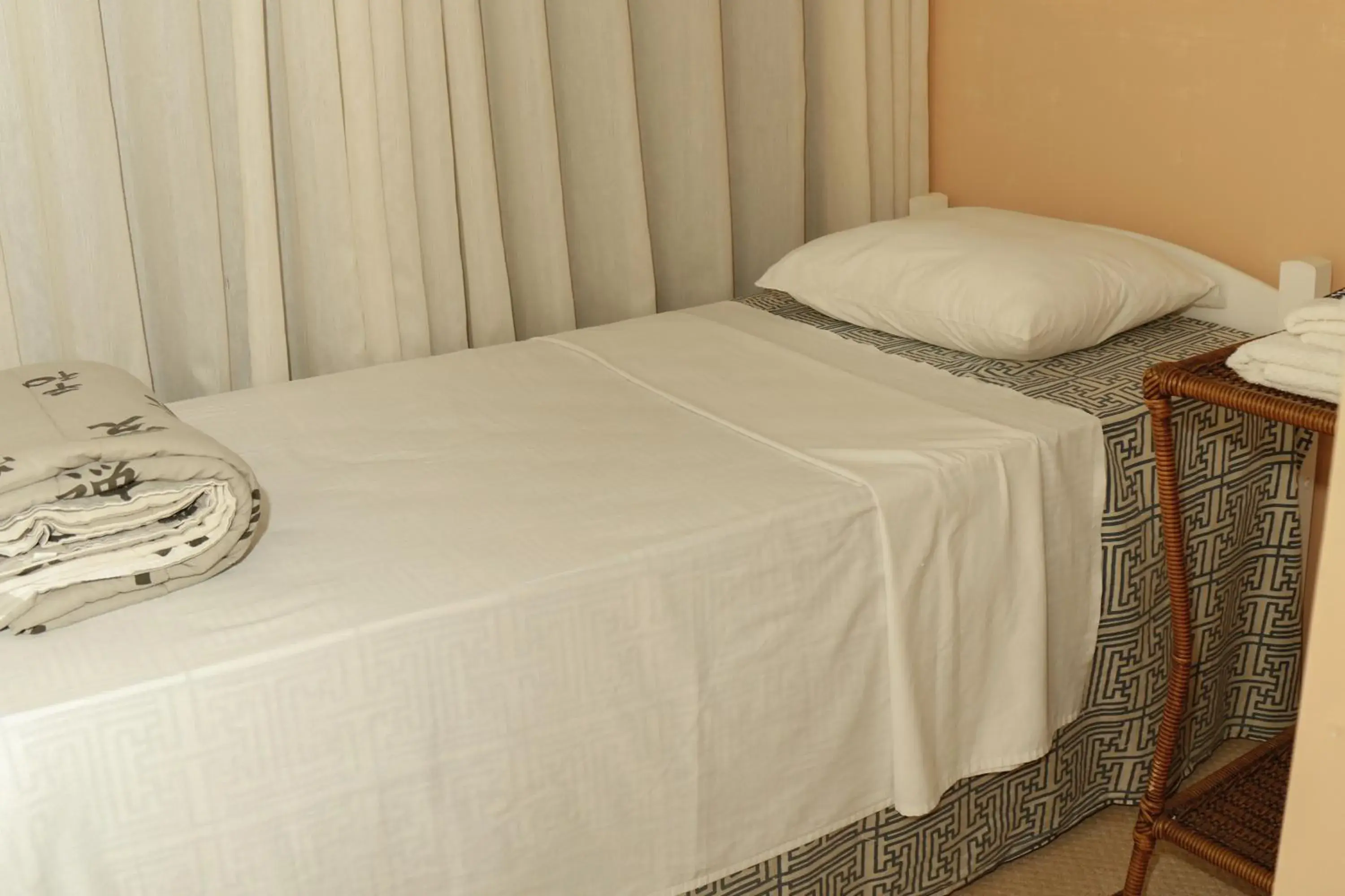 Single Bed in Male Dormitory Room with Shared Bathroom in Kzazendf Cama&Cafe Hospedagem Familiar Single Bed in Male Dormitory Room with Shared Bathroom in Kzazendf Cama&Cafe Hospedagem Familiar