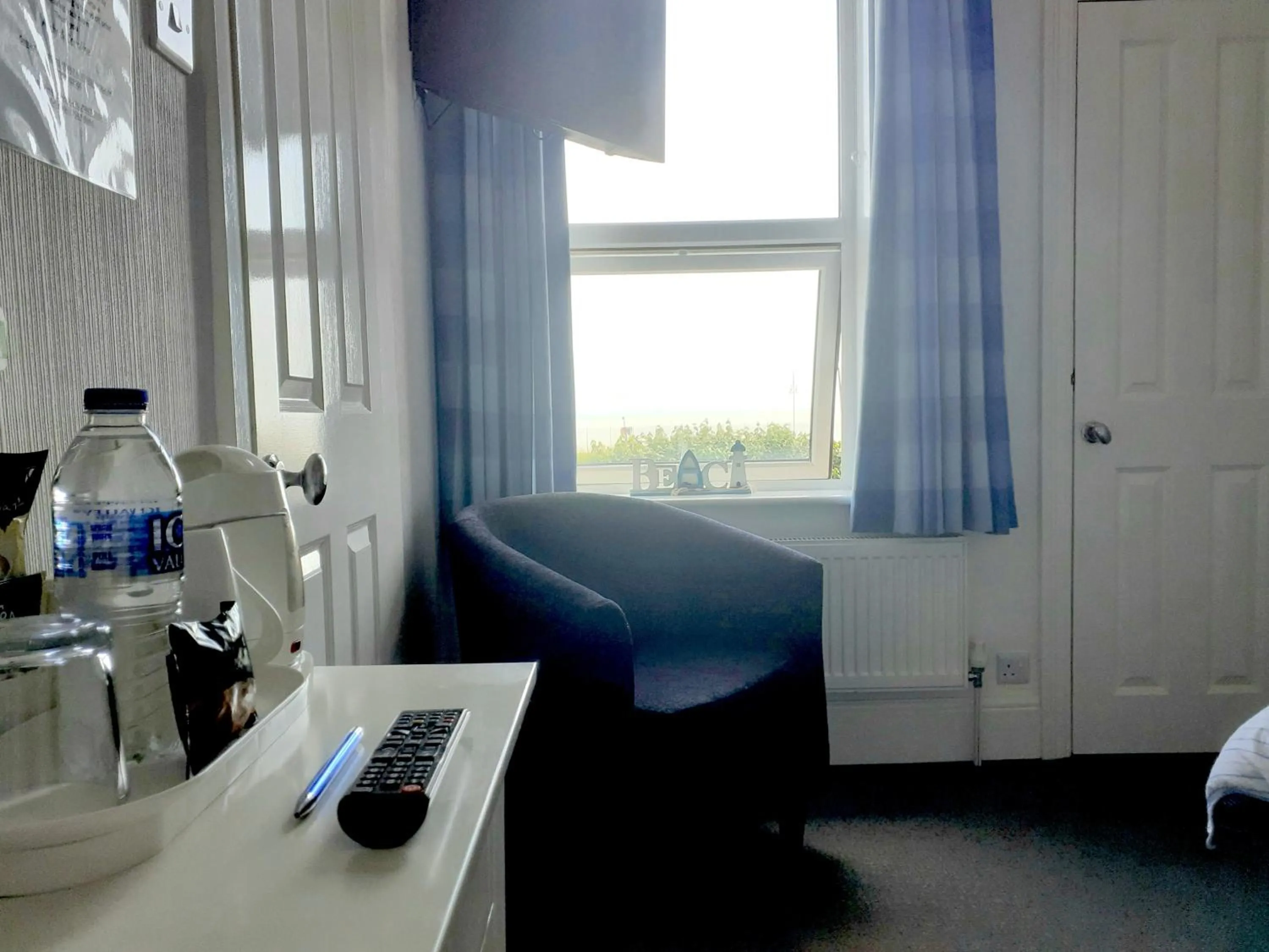 Seating area, Bed in South Beach B & B