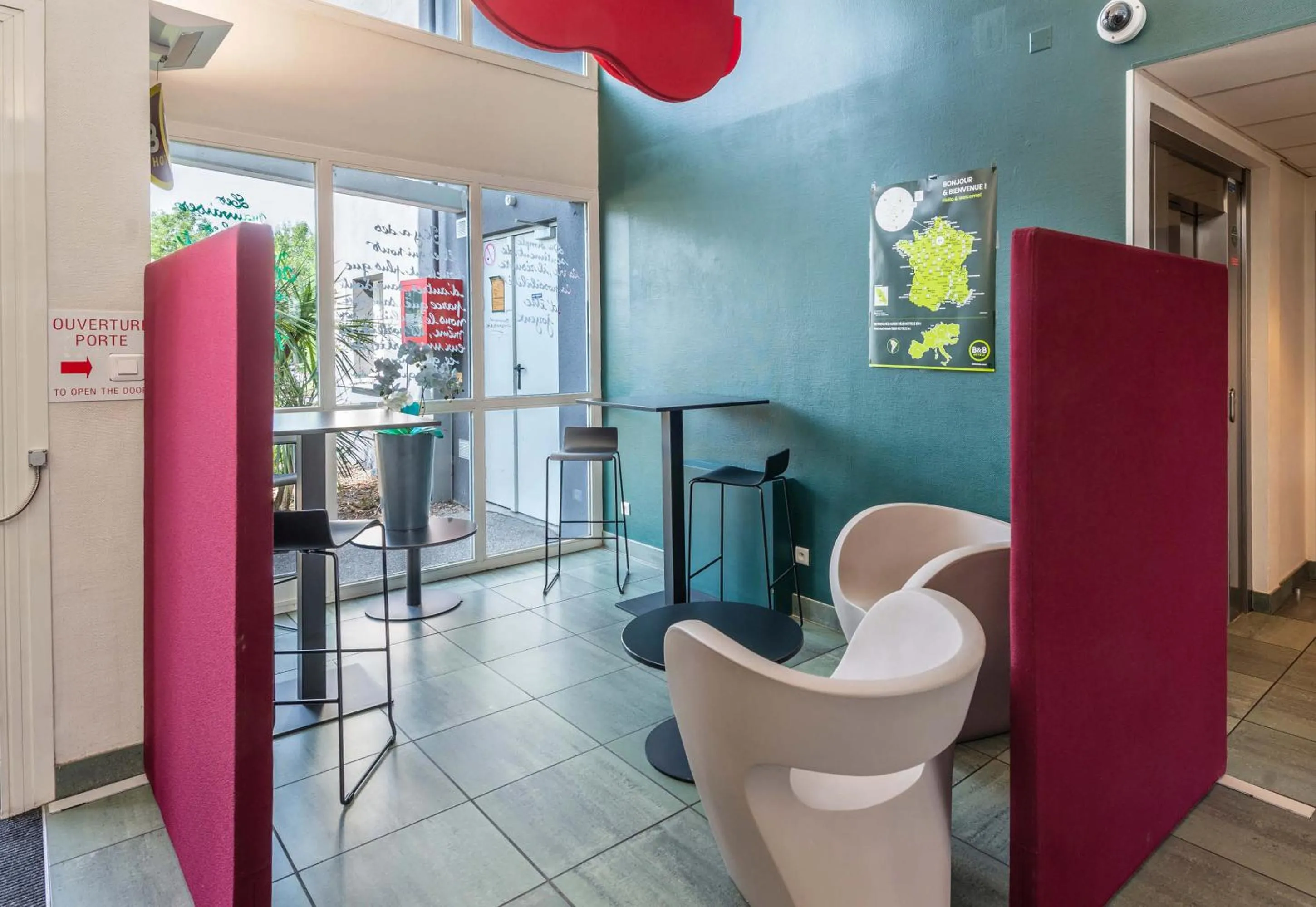 Lobby or reception in B&B HOTEL Montauban