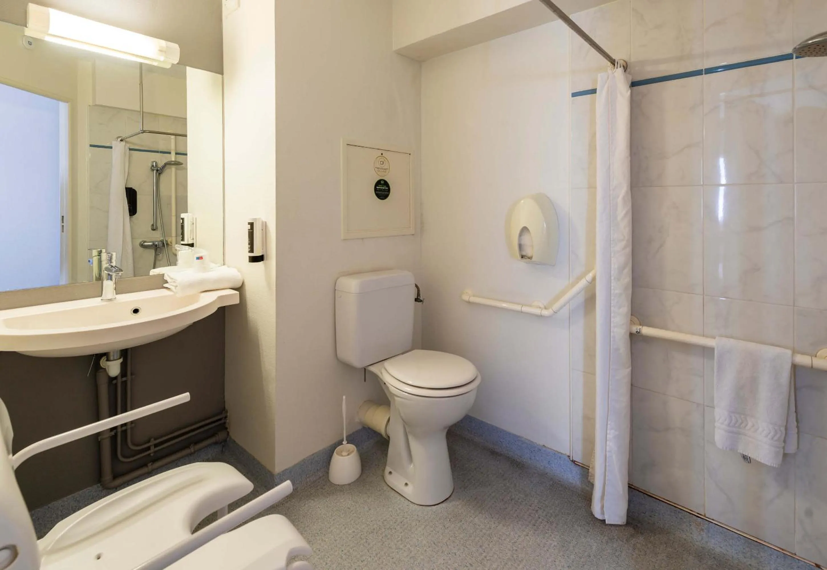 Bathroom in B&B HOTEL Montauban