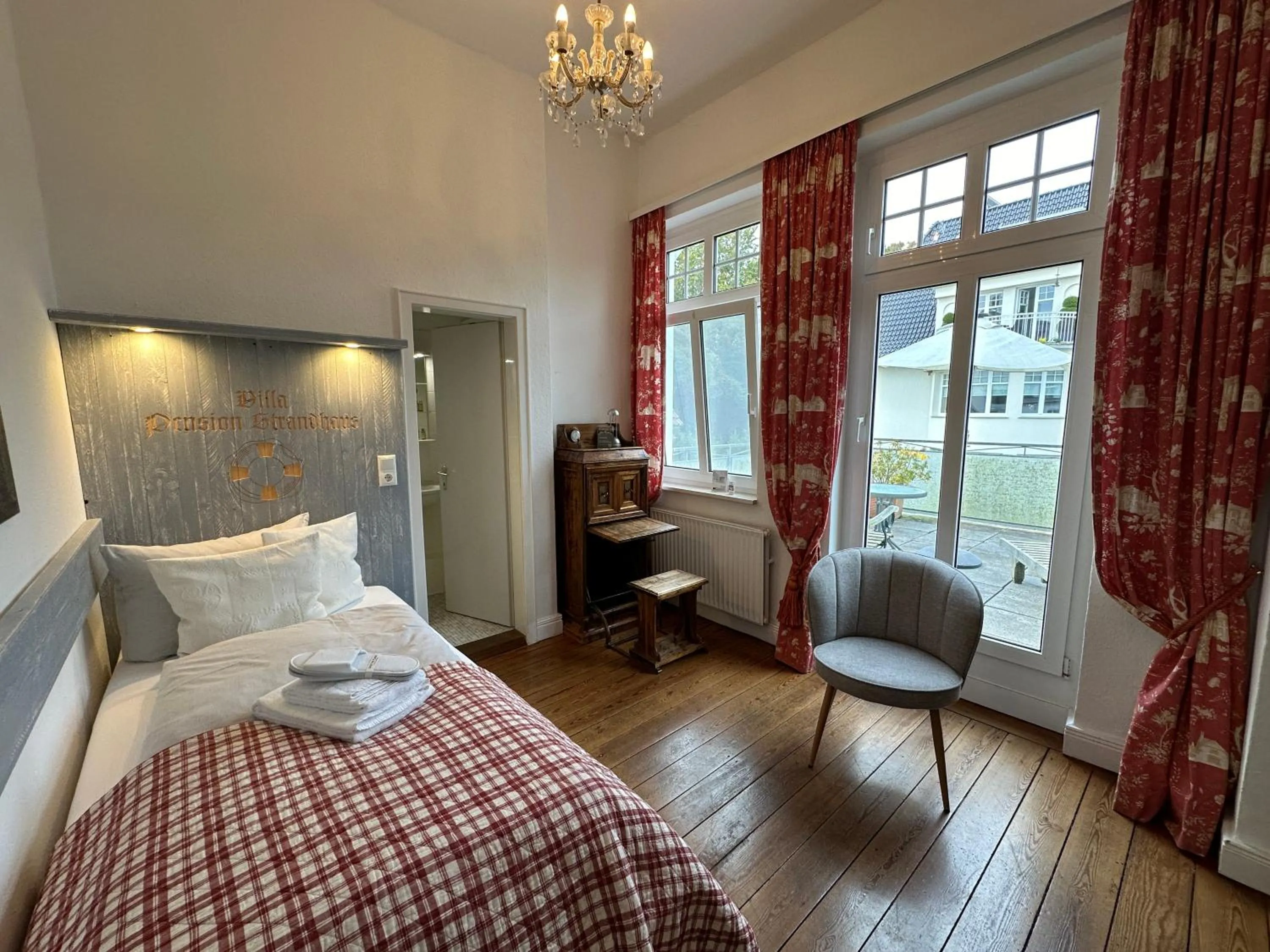 Photo of the whole room, Bed in Villa Pension Strandhaus - adults only