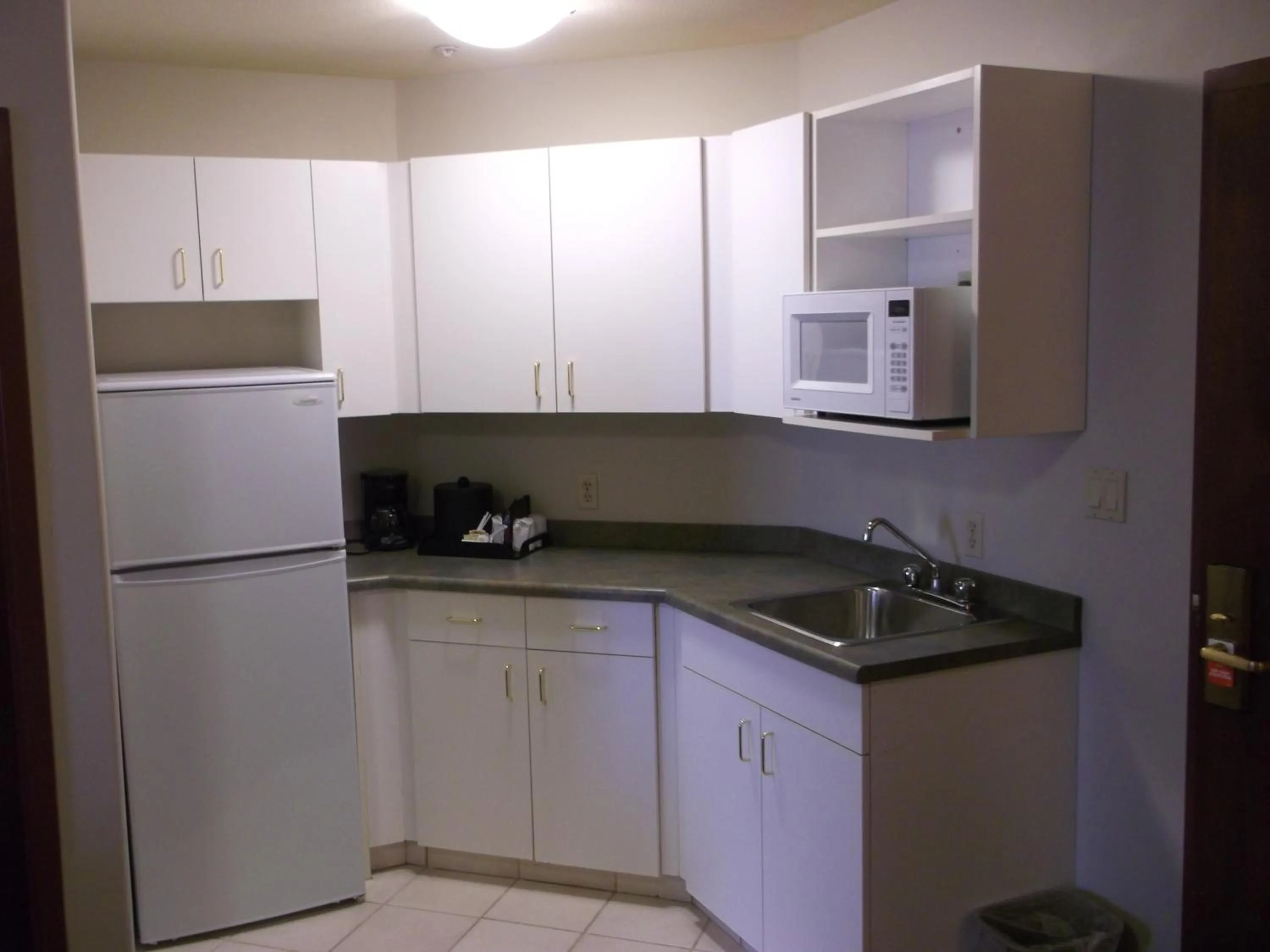 Kitchen or kitchenette in Foxwood Inn and Suites