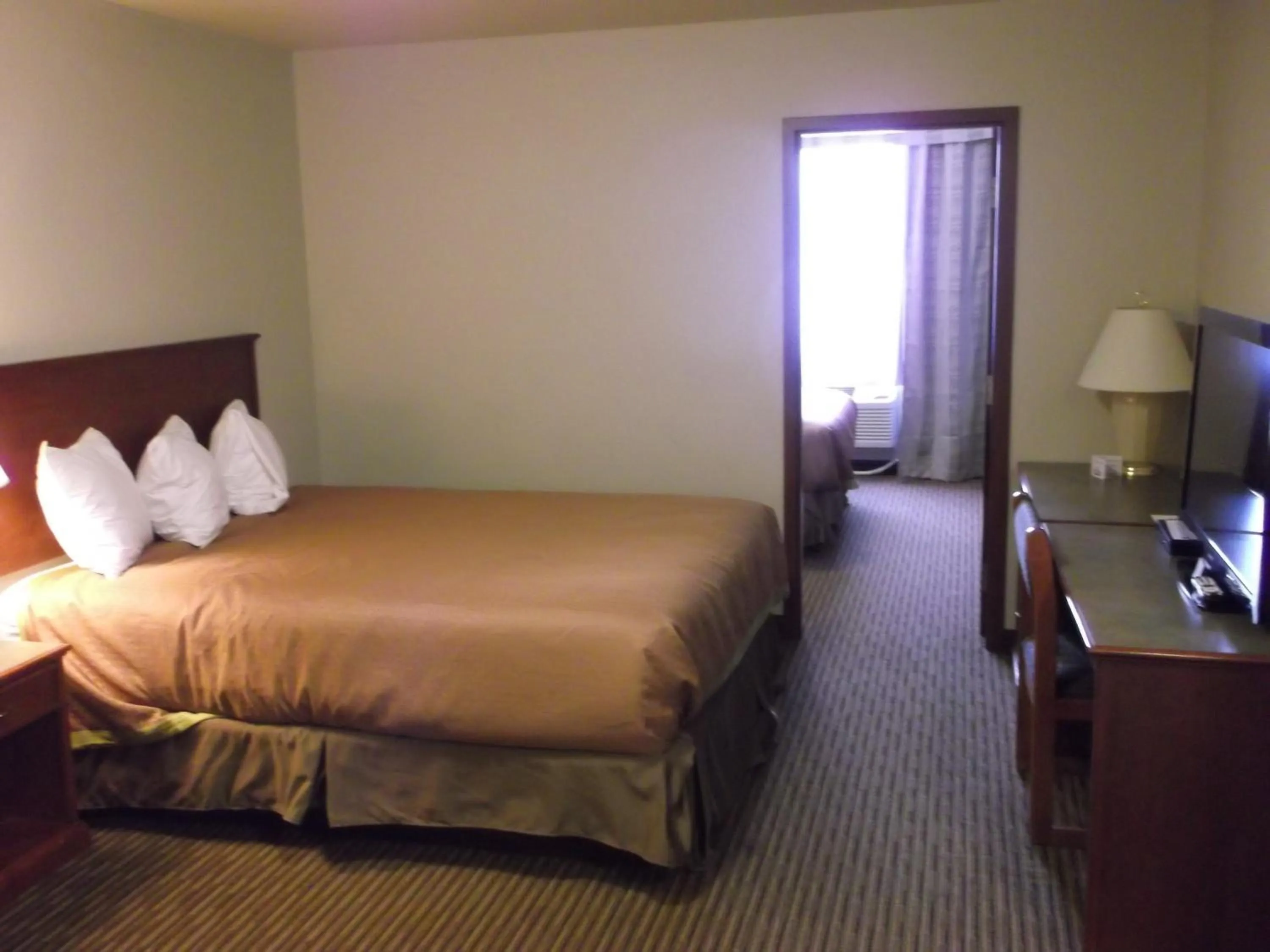 Photo of the whole room, Bed in Foxwood Inn and Suites