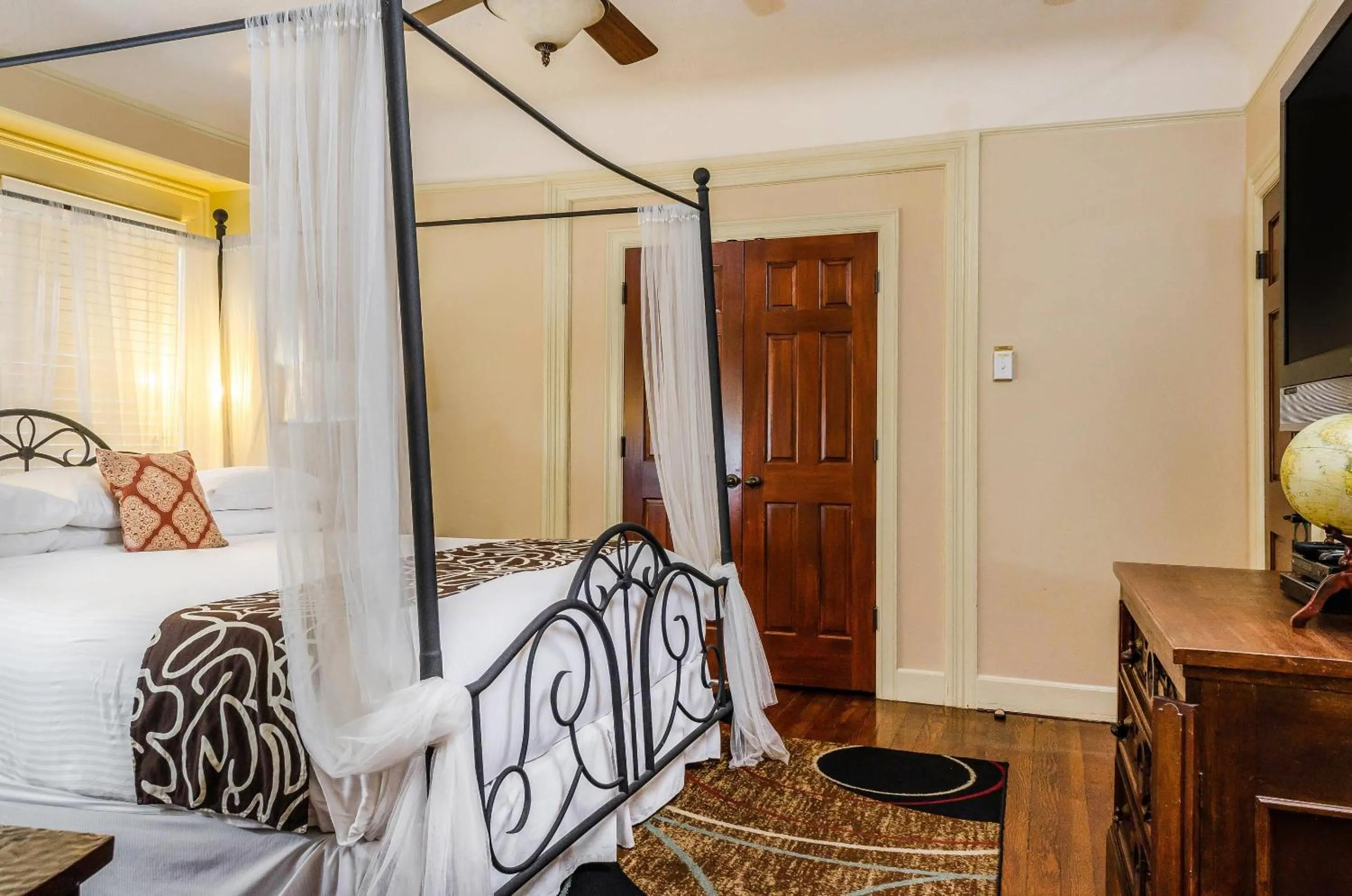 Bedroom, Bed in Hotel Napa Valley, an Ascend Collection Hotel