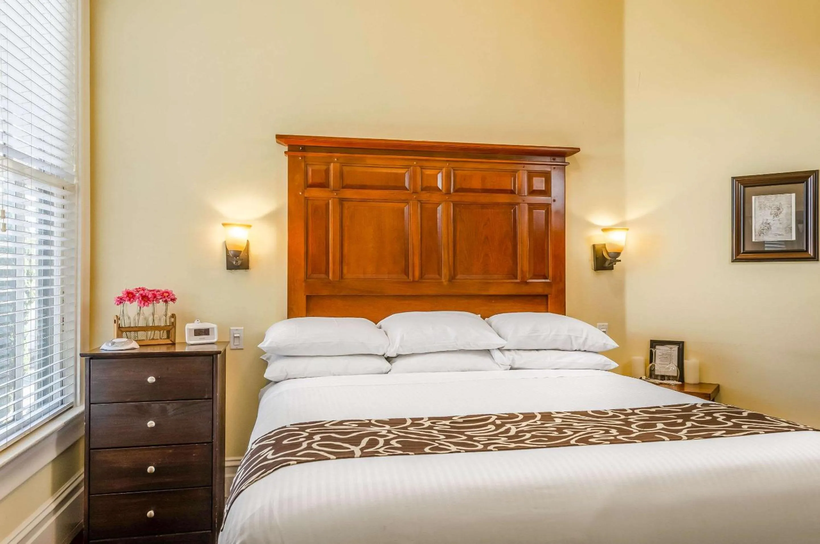 Bedroom, Bed in Hotel Napa Valley, an Ascend Collection Hotel