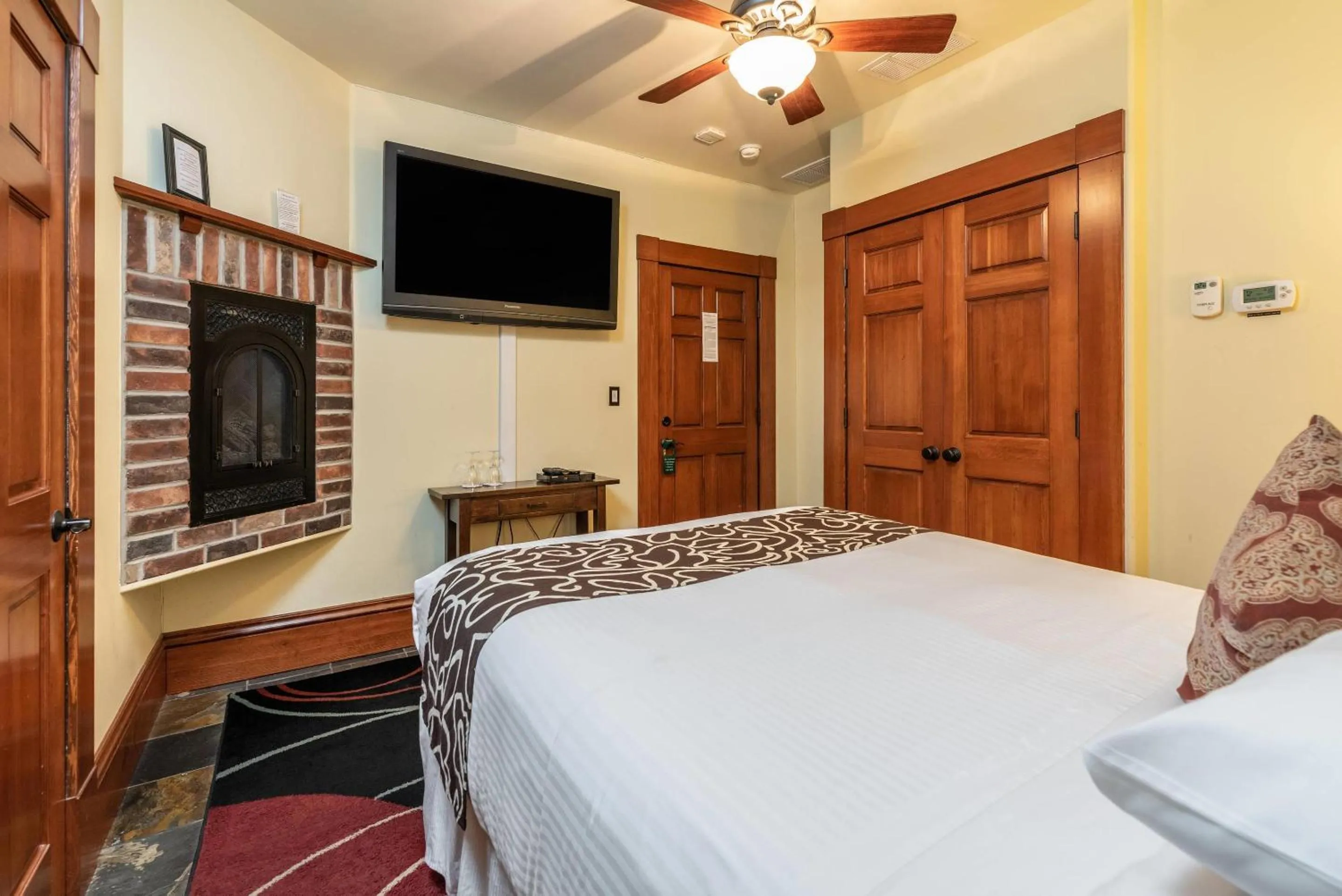 Bedroom, Bed in Hotel Napa Valley, an Ascend Collection Hotel