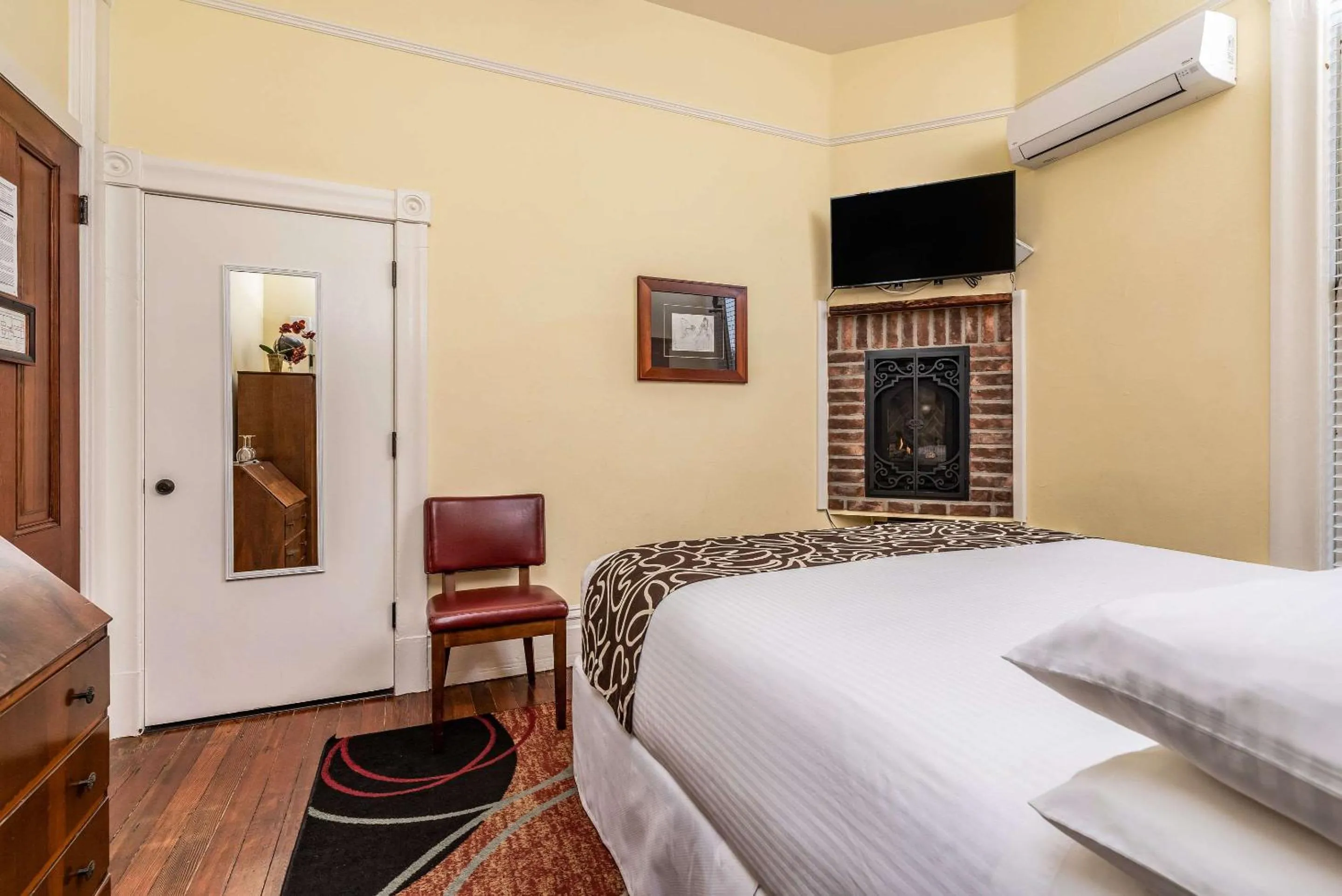 Bedroom, Bed in Hotel Napa Valley, an Ascend Collection Hotel