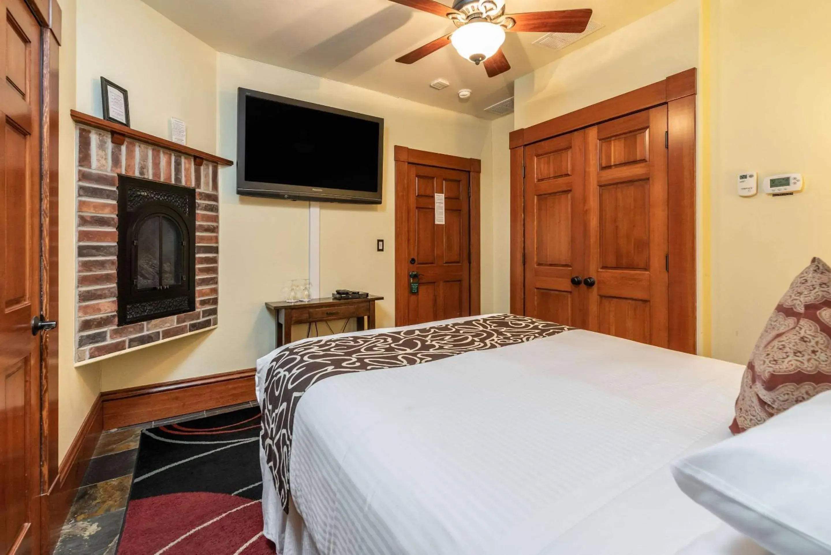 Queen Room with Spa Bath - Non-Smoking in Hotel Napa Valley, an Ascend Collection Hotel Queen Room with Spa Bath - Non-Smoking in Hotel Napa Valley, an Ascend Collection Hotel