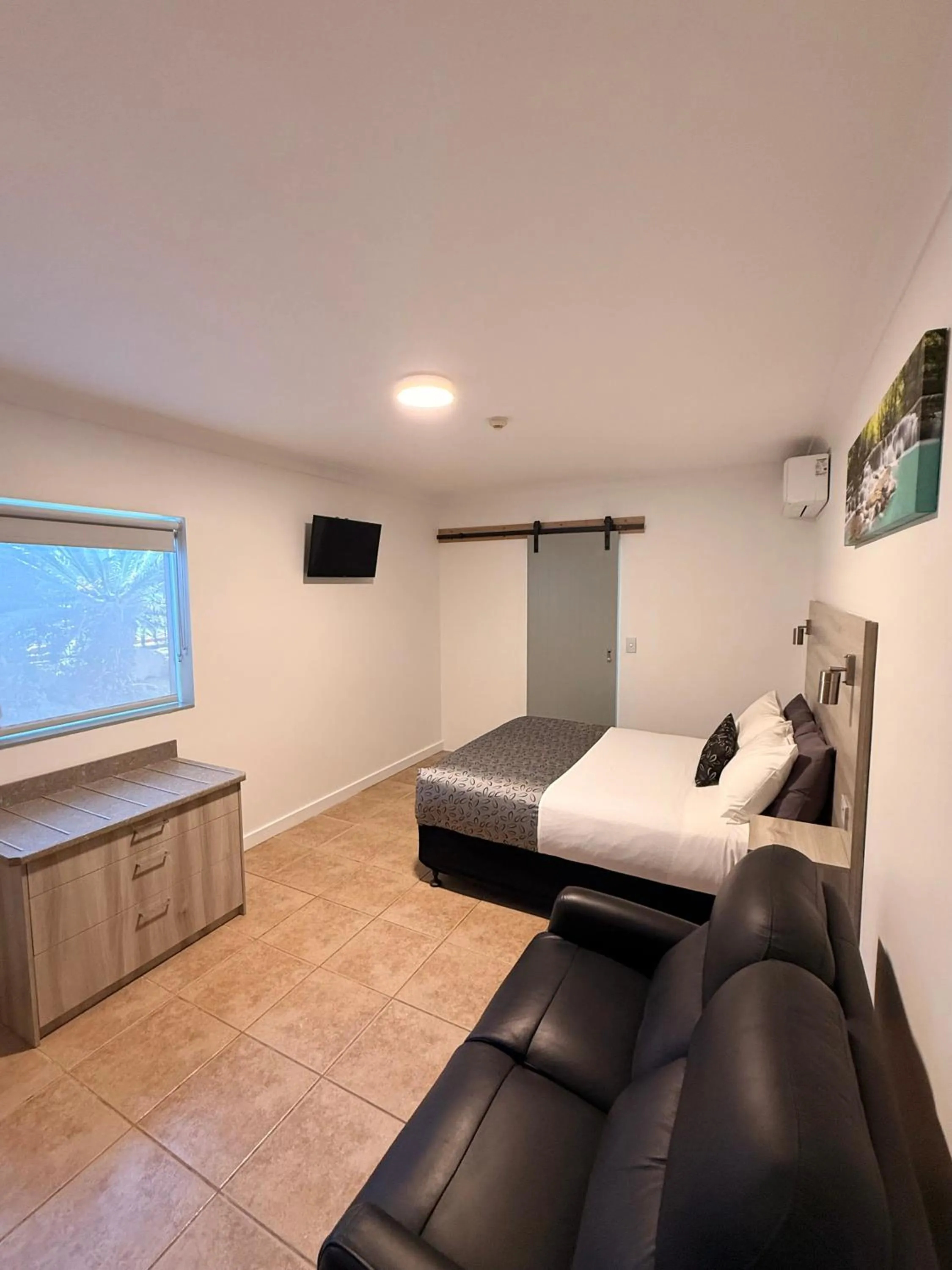 Bed in Childers Oasis Motel