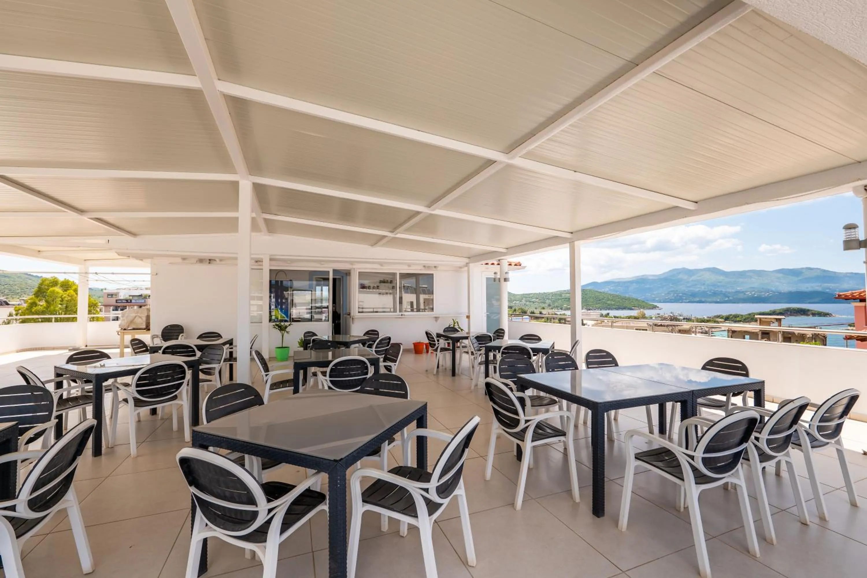 Restaurant/places to eat in Hotel Artur2