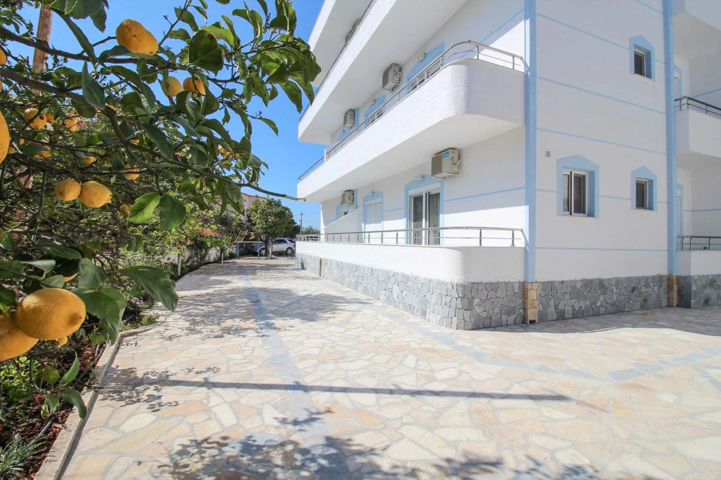 Property building in Hotel Artur2