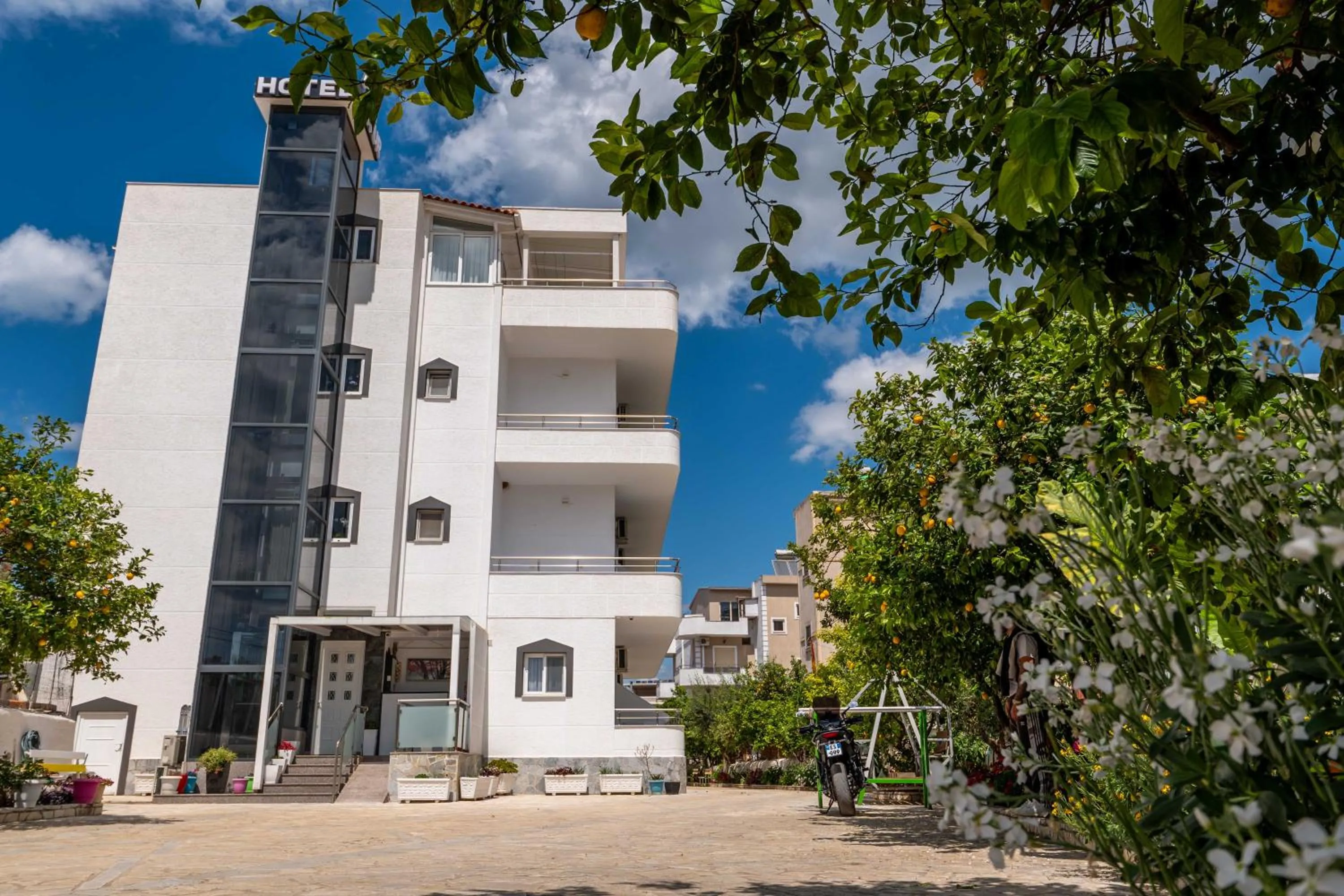 Property building in Hotel Artur2