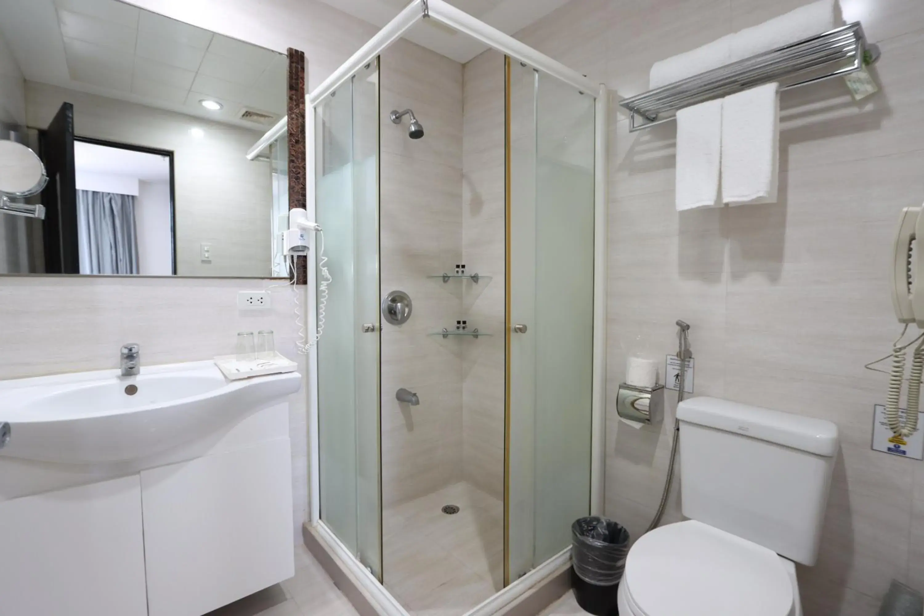 Deluxe Queen Room in Paseo Premiere Hotel Deluxe Queen Room in Paseo Premiere Hotel