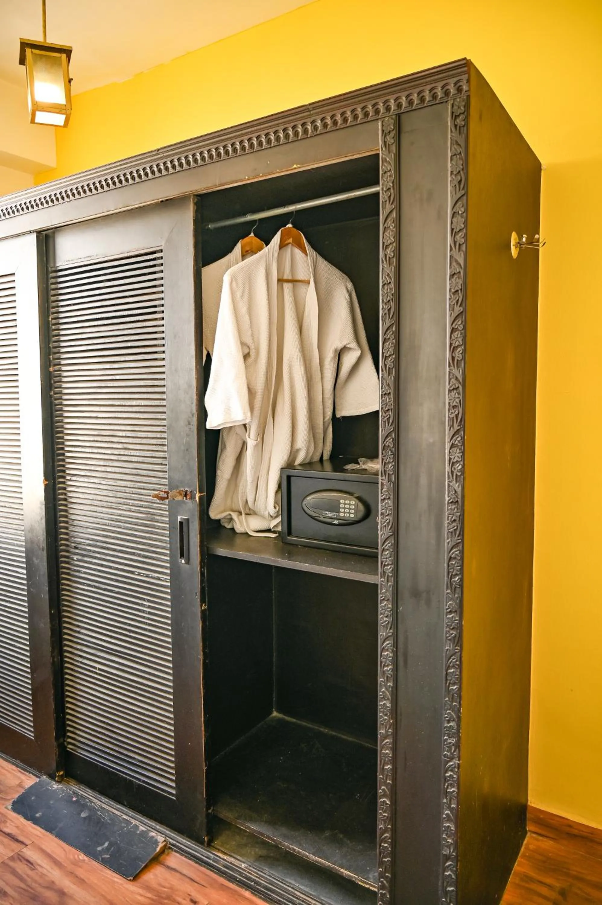 wardrobe in Hotel Dodas Palace