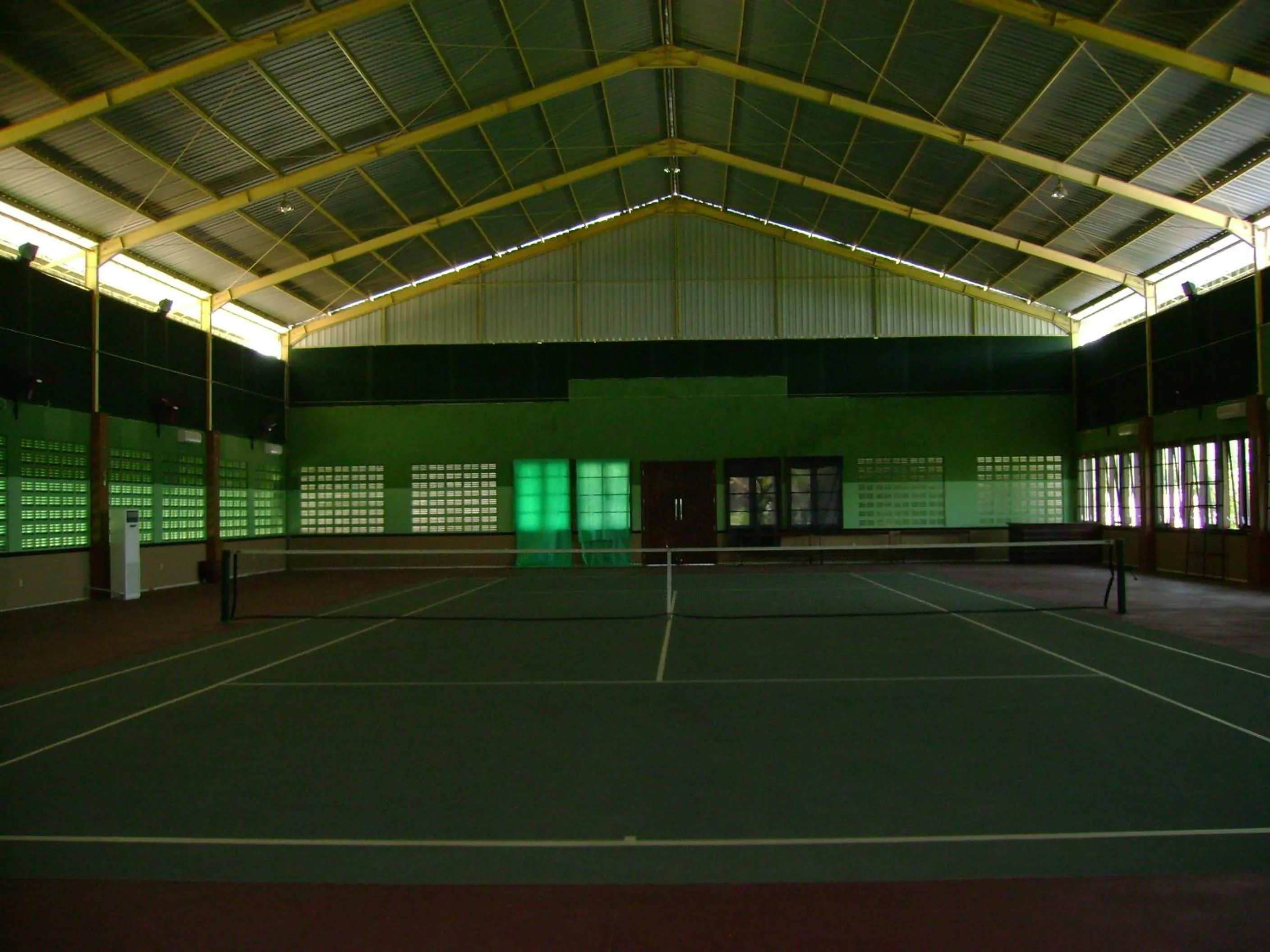 Tennis court in Swaloh Resort & Spa