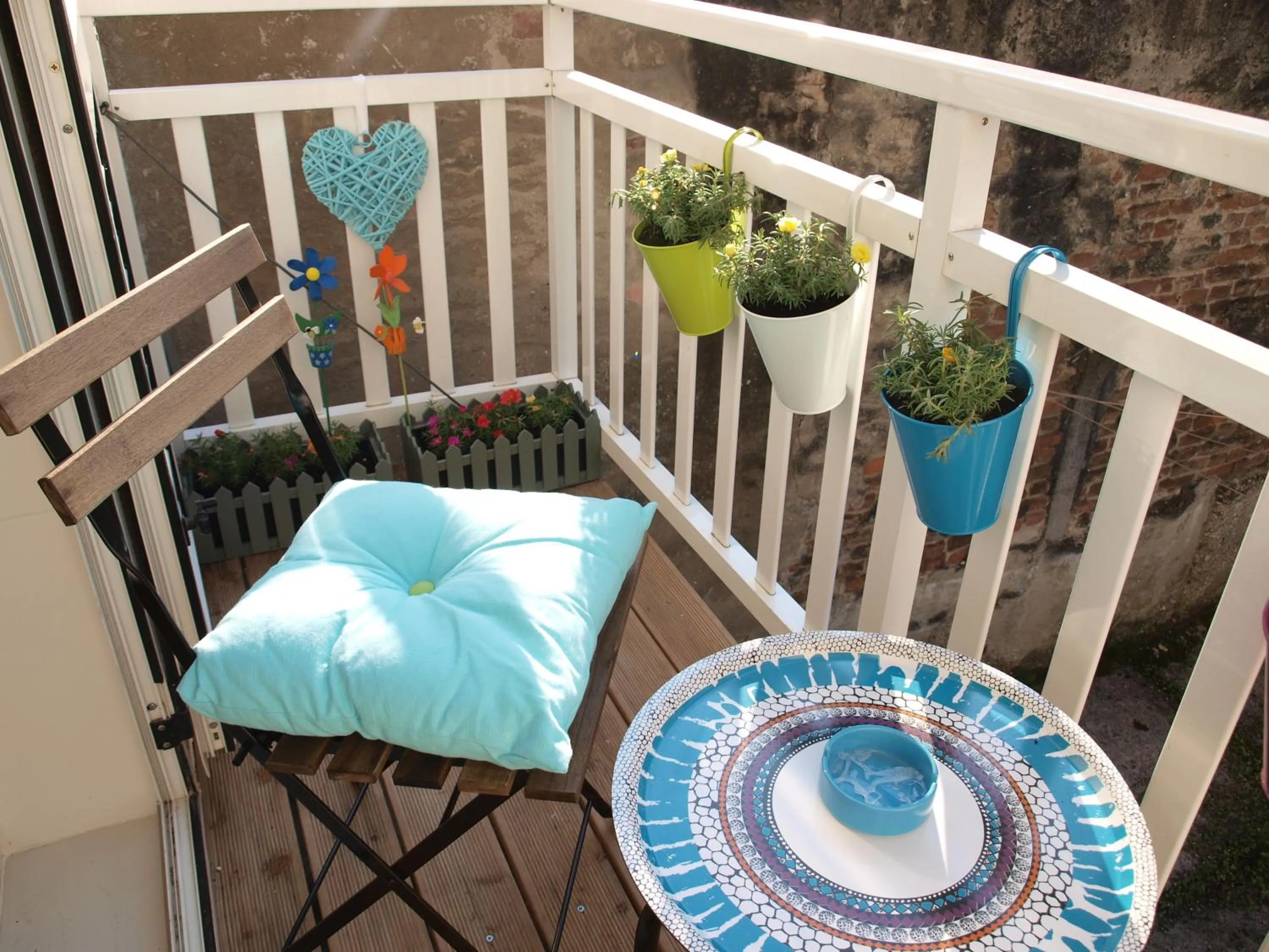 Day in Apartment Witty Please