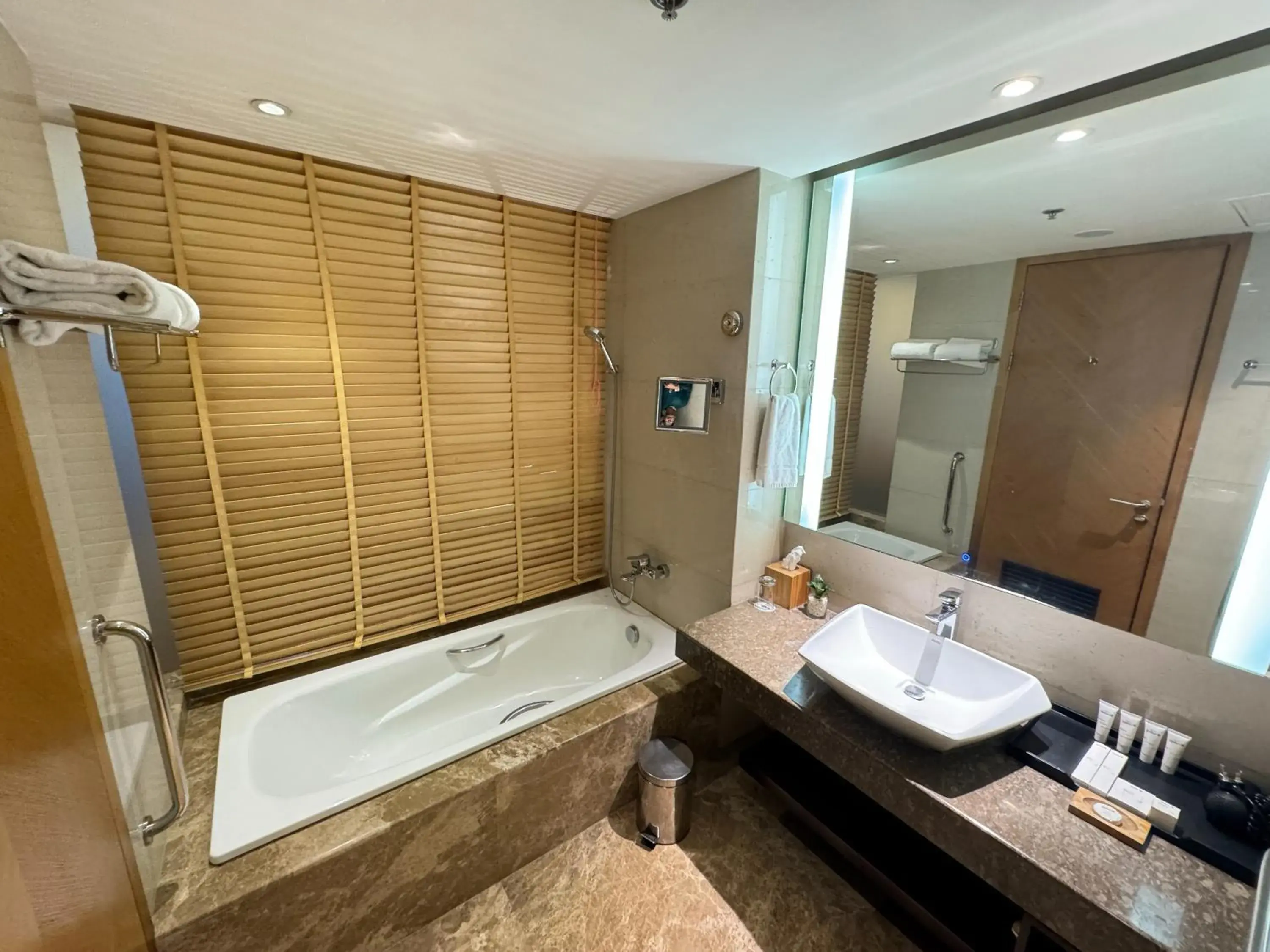 Shower in Radisson Blu Chattogram Bay View Shower in Radisson Blu Chattogram Bay View