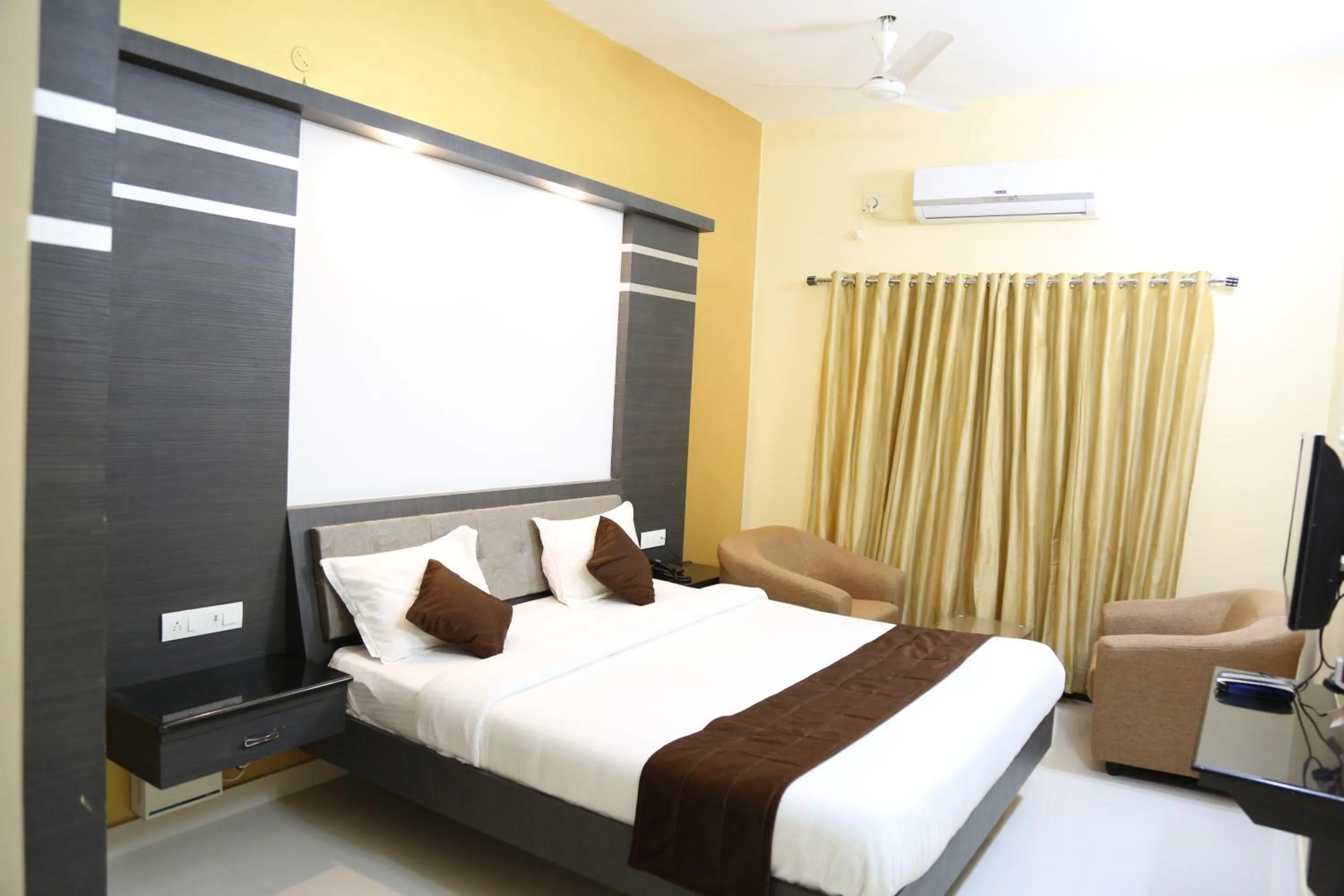 Photo of the whole room in Pine Tree