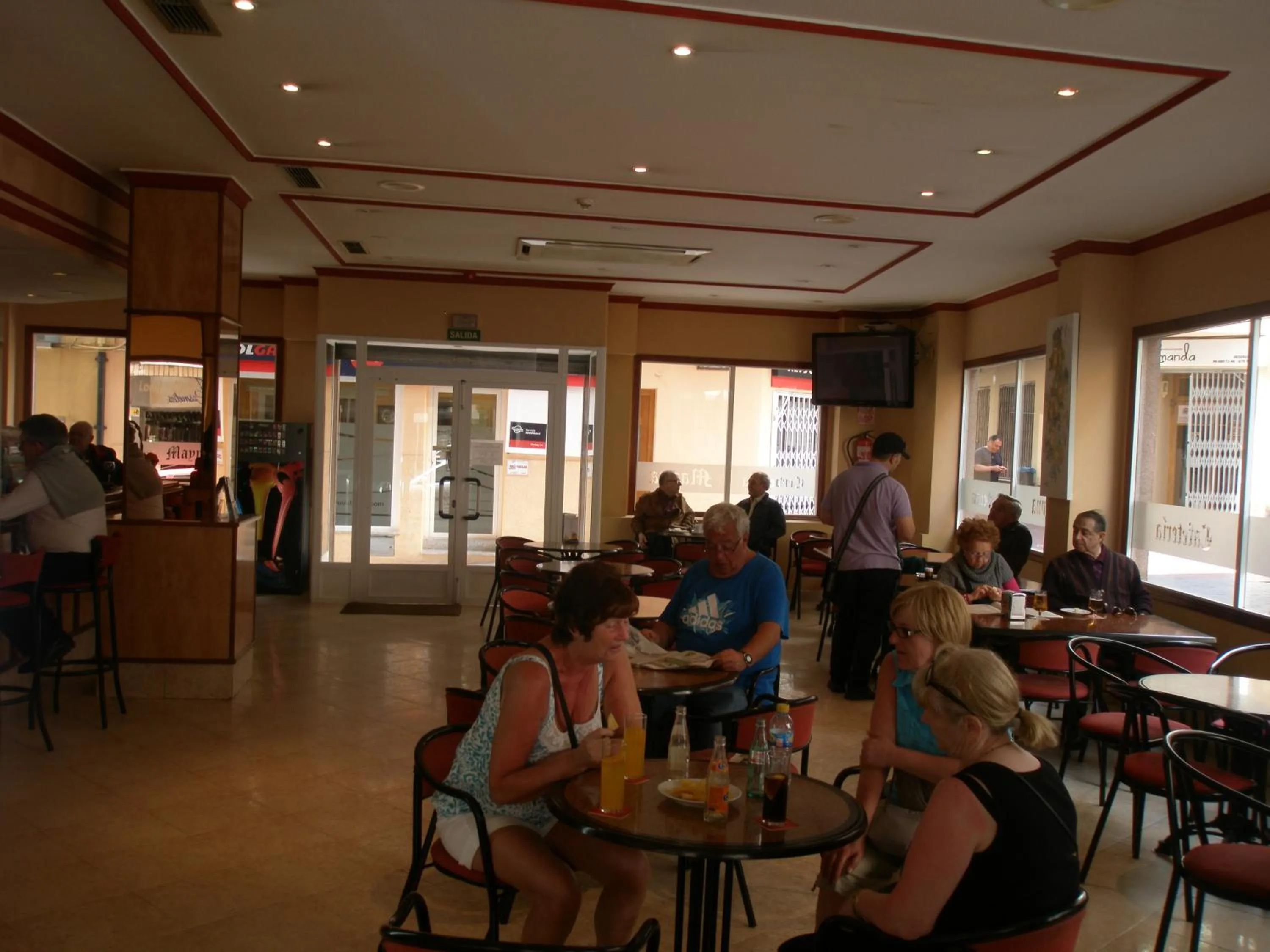 Restaurant/places to eat in Hotel Mayna