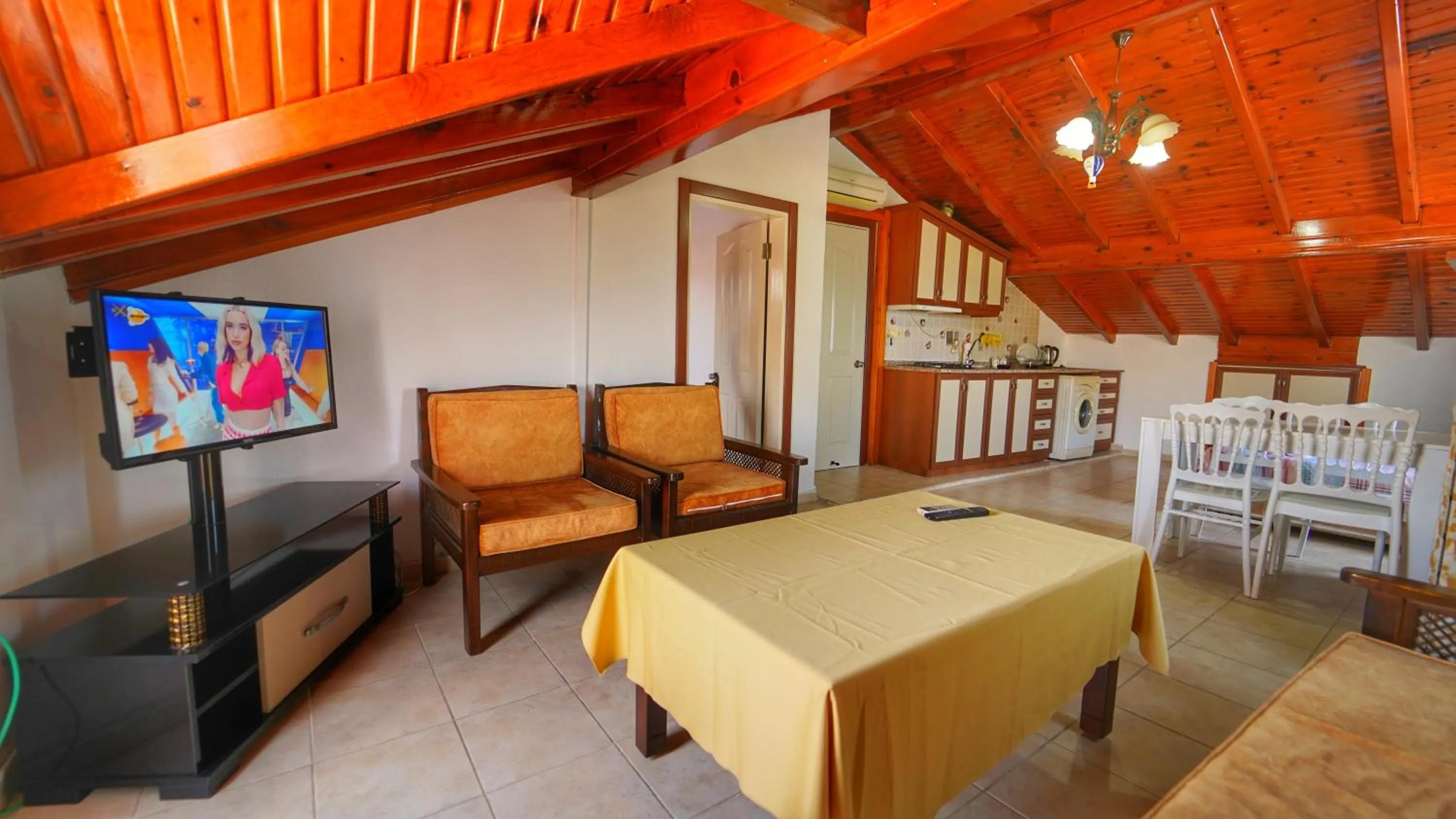 Communal lounge/ TV room in Yücel Hotel