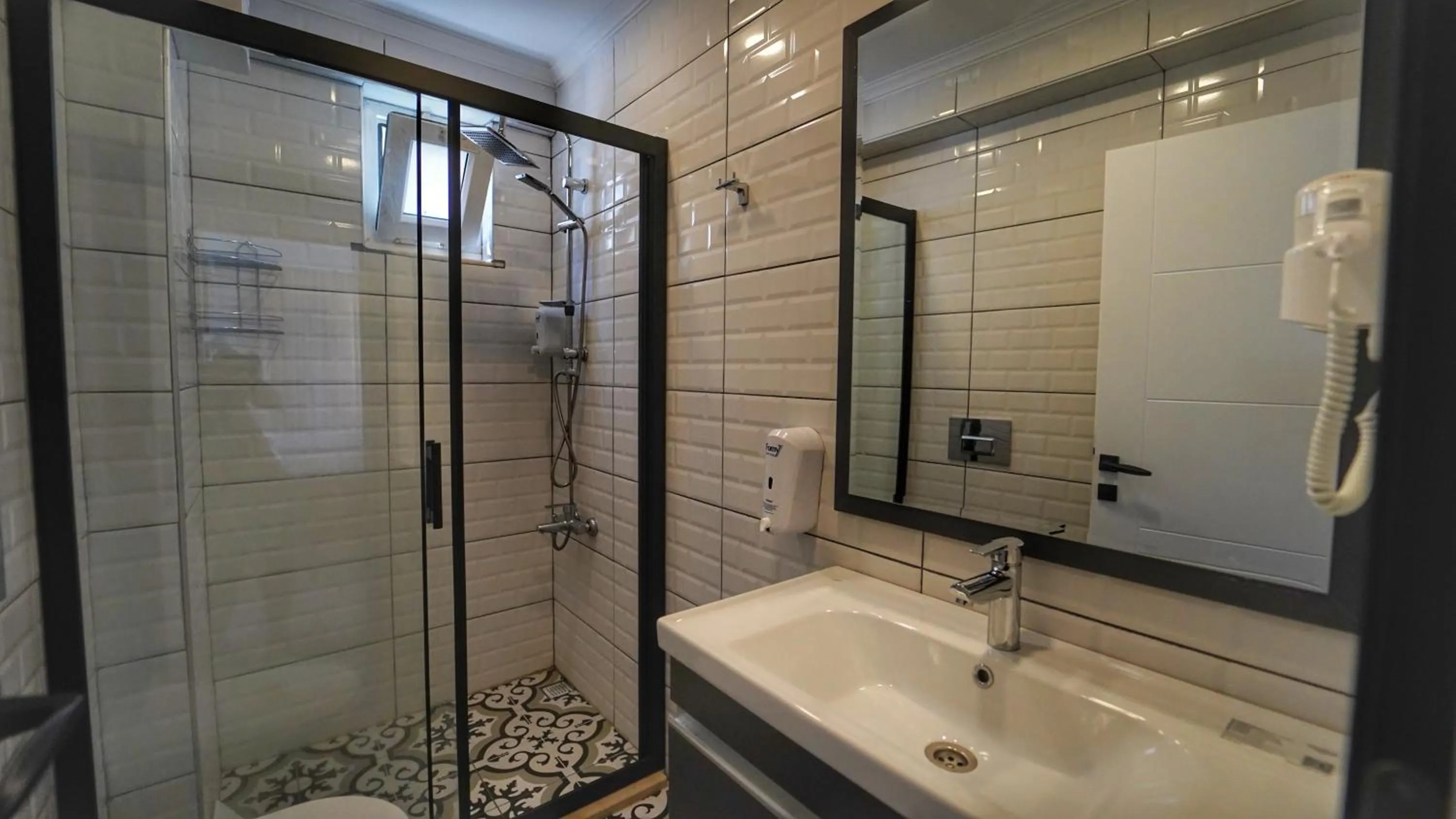 Shower in Yücel Hotel